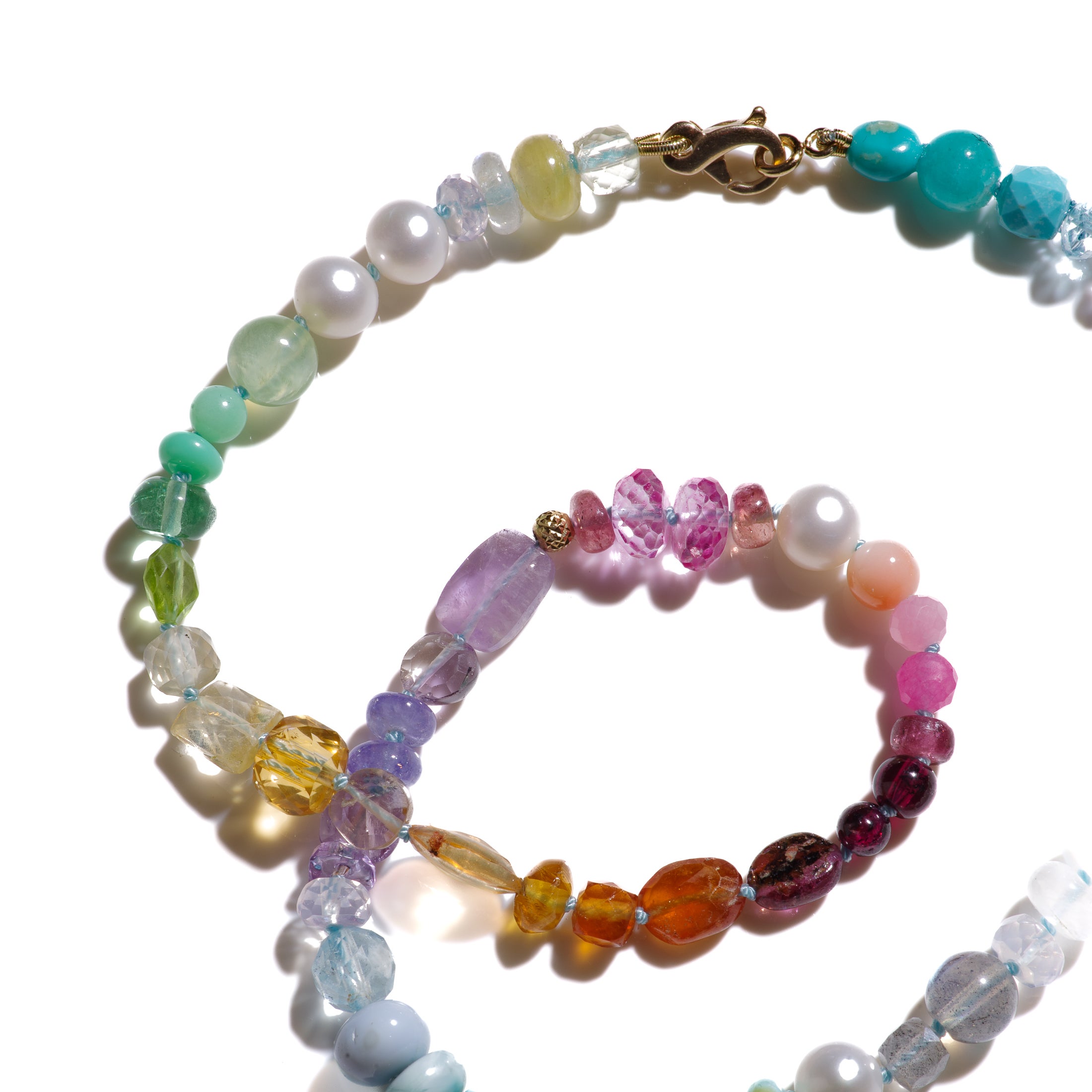 Pastellfarbener Regenbogensaphir und Rubin Halskette aus Gelbgold im Angebot