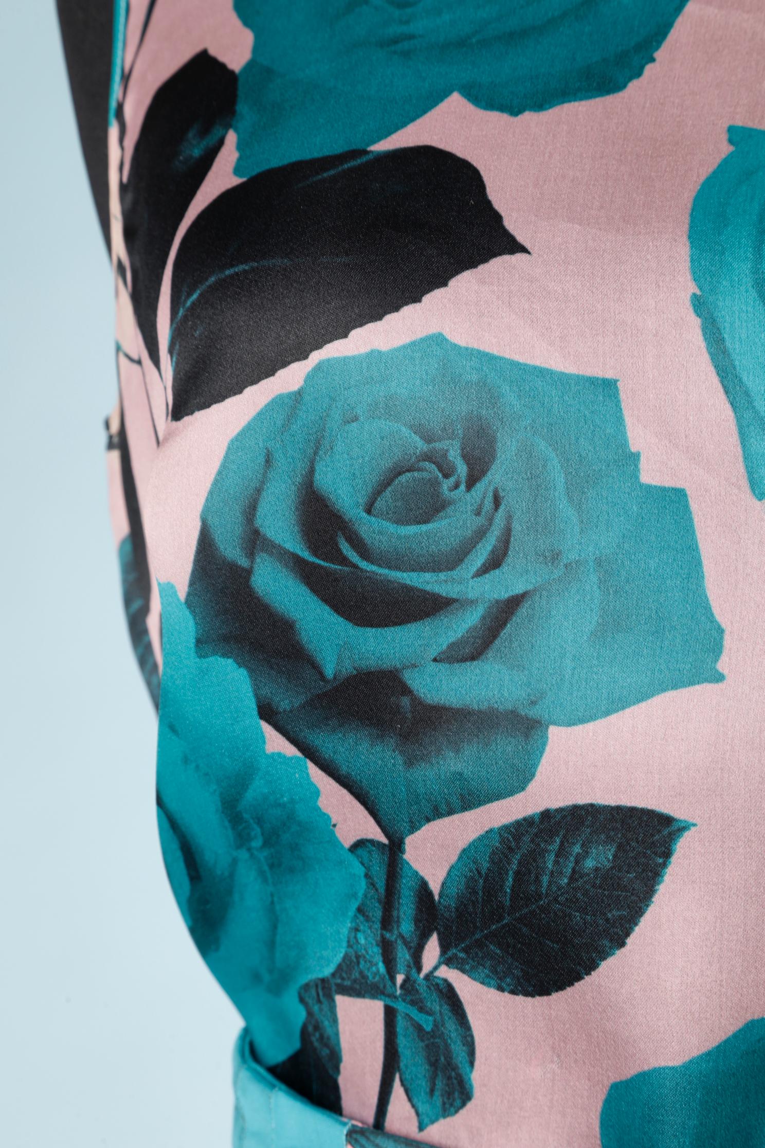 Pastellfarbenes, mit Rosen bedrucktes Seidenoberteil und Rock  Ensemble Christian Dior Paris  (Blau) im Angebot
