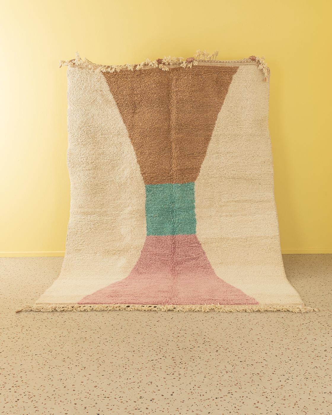 Pastel Time è un tappeto contemporaneo in 100% lana, spesso e morbido, confortevole sotto i piedi. I nostri tappeti berberi sono tessuti e annodati a mano dalle donne Amazigh nelle montagne dell'Atlante. Queste comunità producono tappeti da migliaia