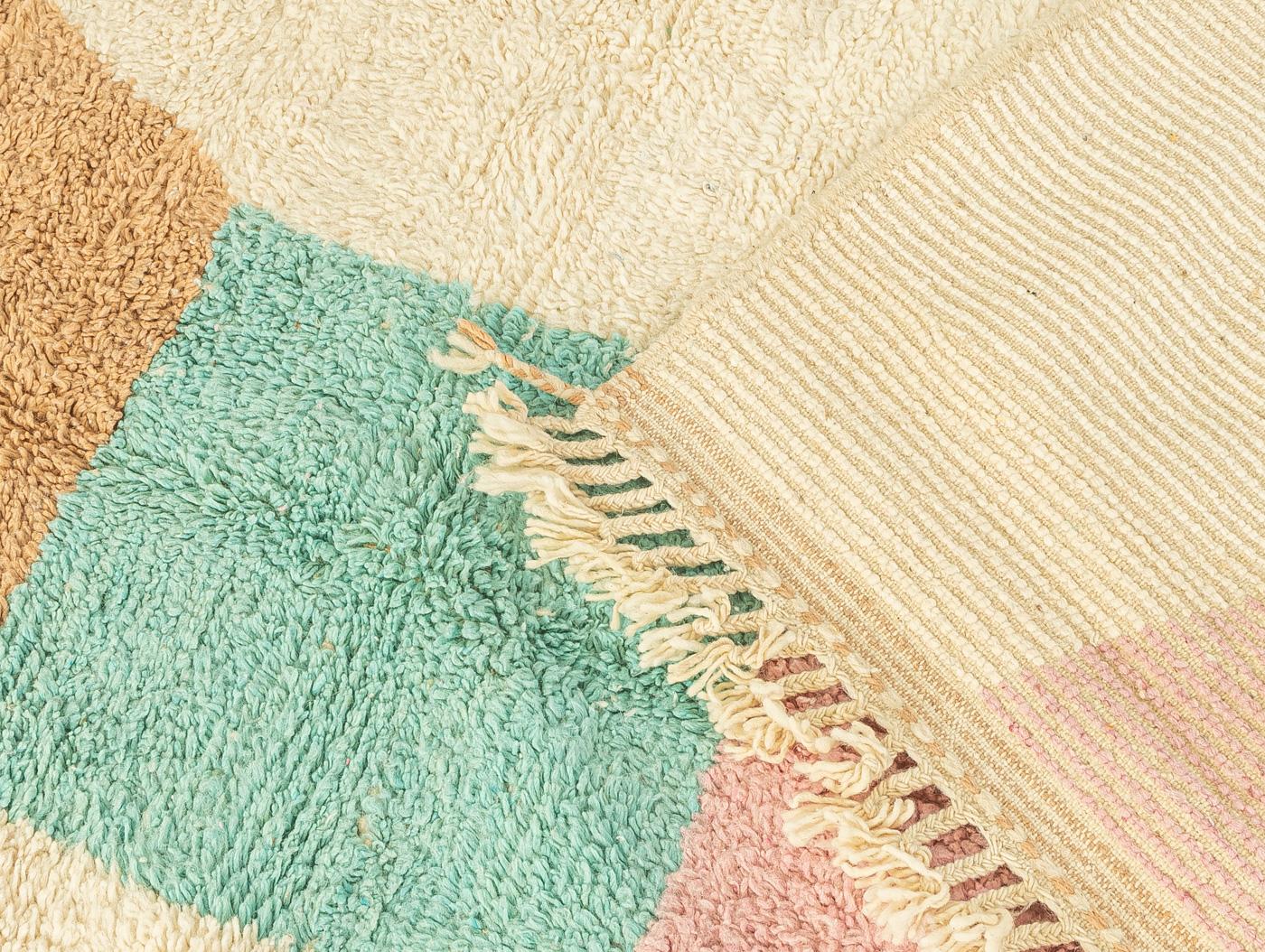 Lana Tappeto berbero marocchino Beni Ourain contemporaneo con motivo moderno e tempo pastello in vendita