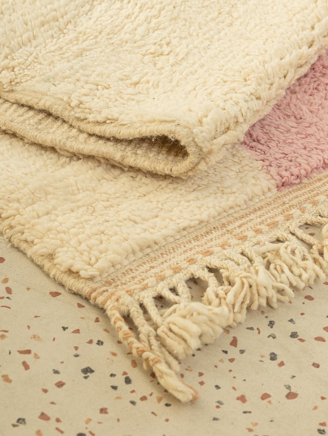 Tappeto berbero marocchino Beni Ourain contemporaneo con motivo moderno e tempo pastello in vendita 2