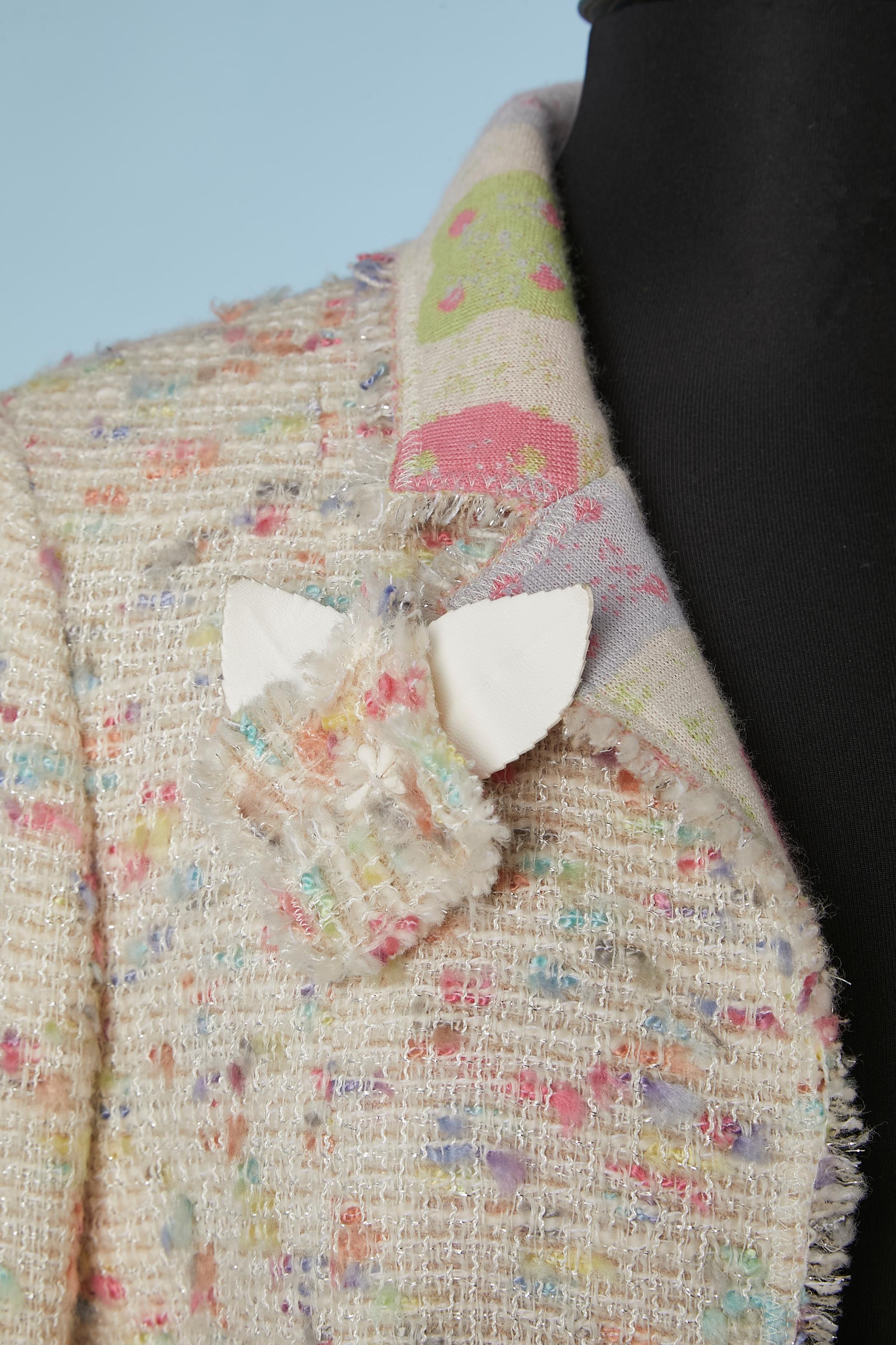 Pastel tweed jacket with flower and jacquard cashmere lining.Inside chain in the lining in the bottom. Branded metal buttons on the cuffs. 
SIZE 34