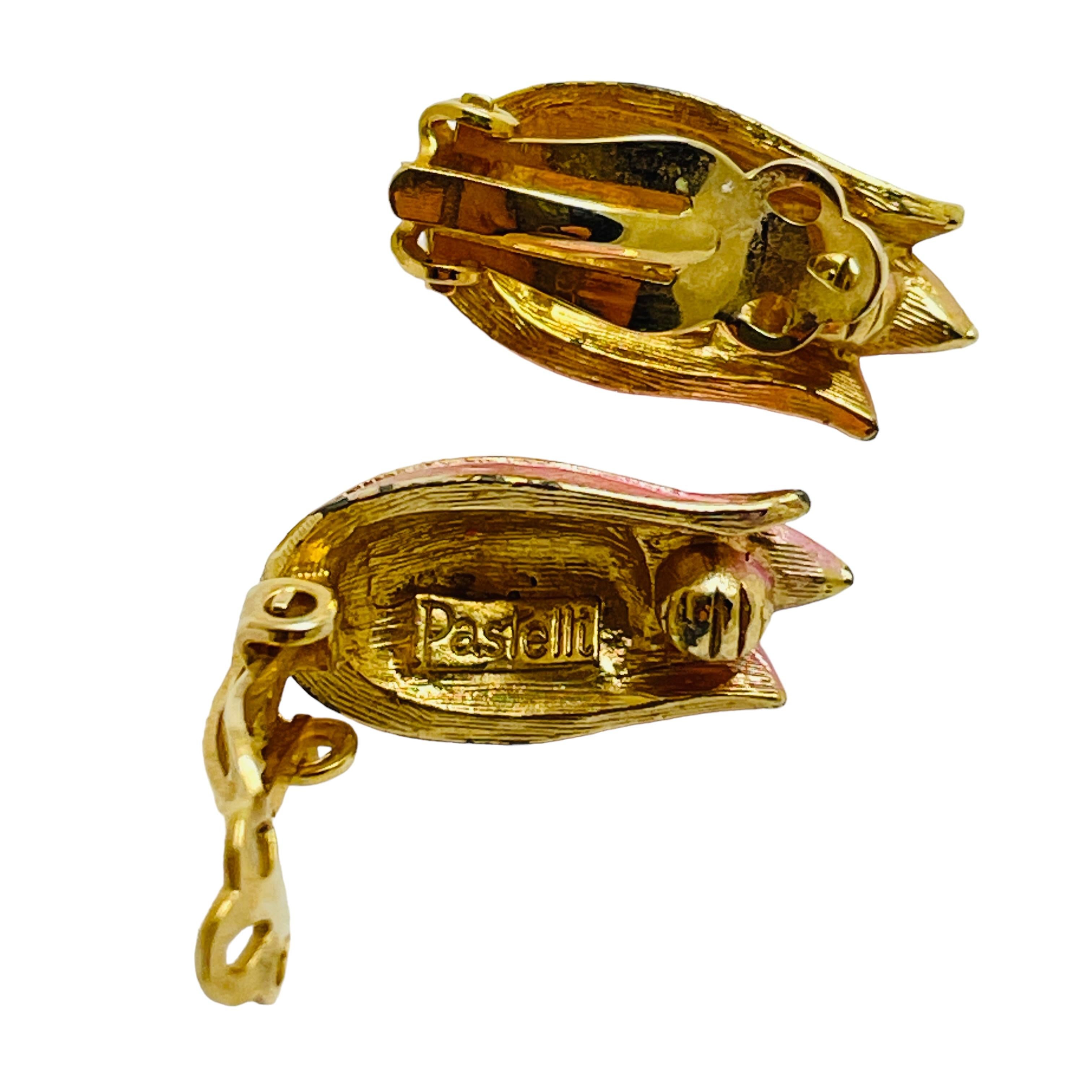 PASTELLI signierte Vintage Gold emaillierte Tulpenclips mit Blumenblumenblumen-Ohrringe im Zustand „Gut“ im Angebot in Palos Hills, IL
