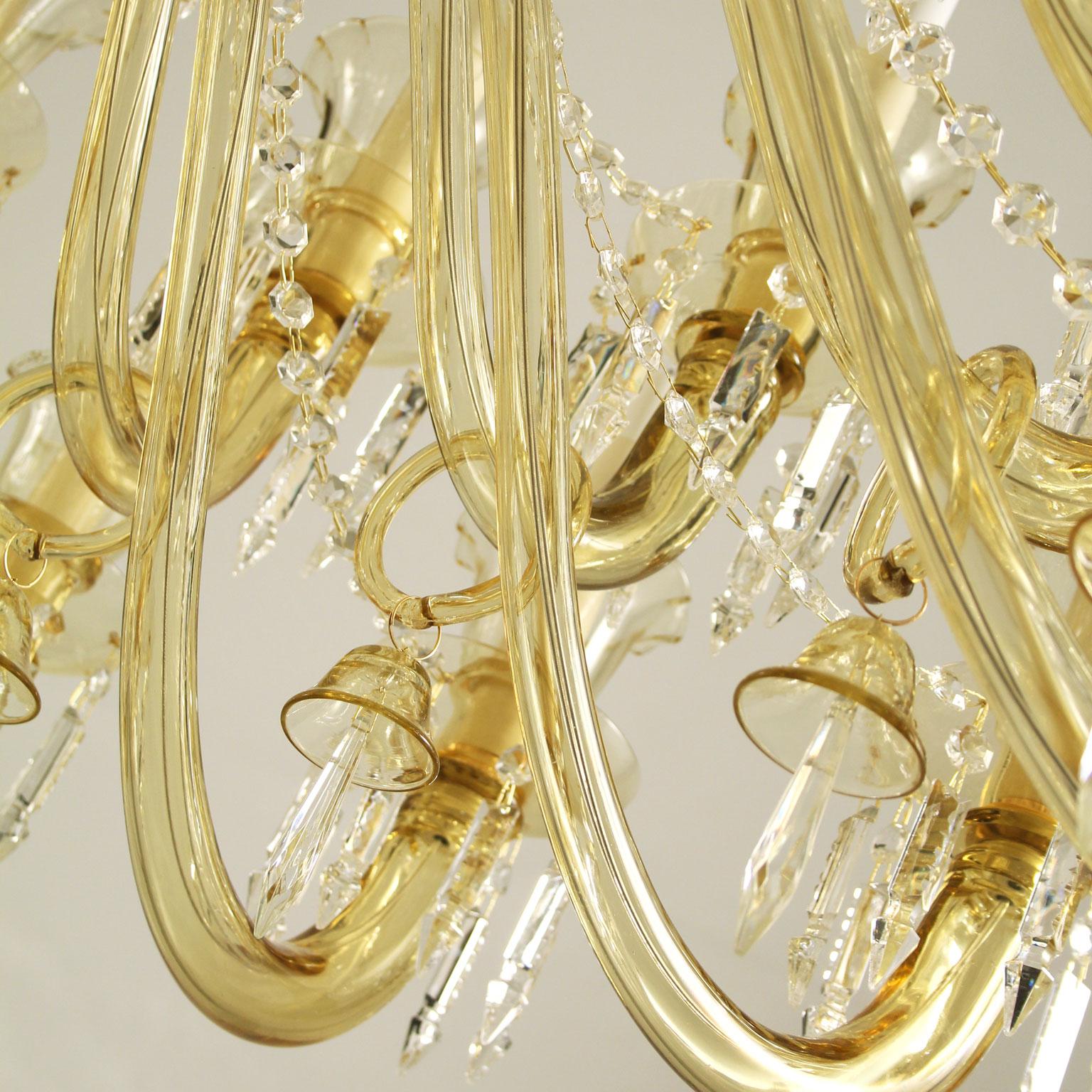 La artística araña de cristal soplado Pasternak está hecha a mano utilizando técnicas particulares de la tradición veneciana llamadas 