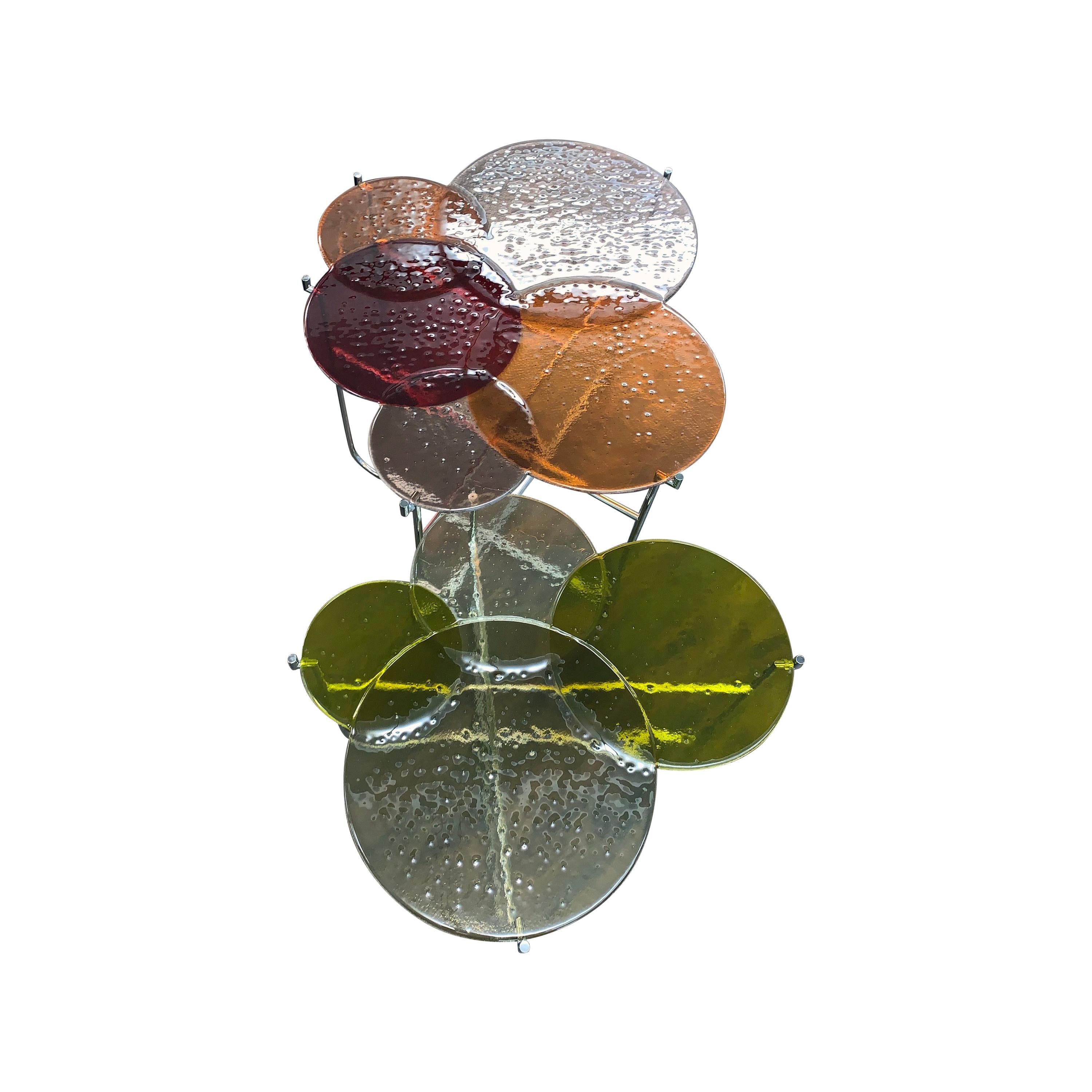 SEULE LA PASTILLE ROUGE EST DISPONIBLE 
Les Pastille / tables d'appoint de Sebastian Herkner sont des gouttes de verre coloré suspendues qui trouvent leur inspiration dans la particularité de la technique de fusion du verre. Au cours du processus,