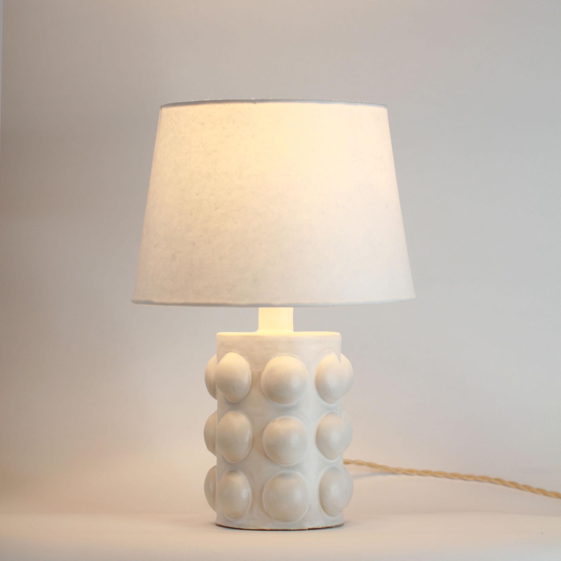 Moderne Lampe de table 'Pastille' en céramique émaillée blanc satiné par Design Frères en vente
