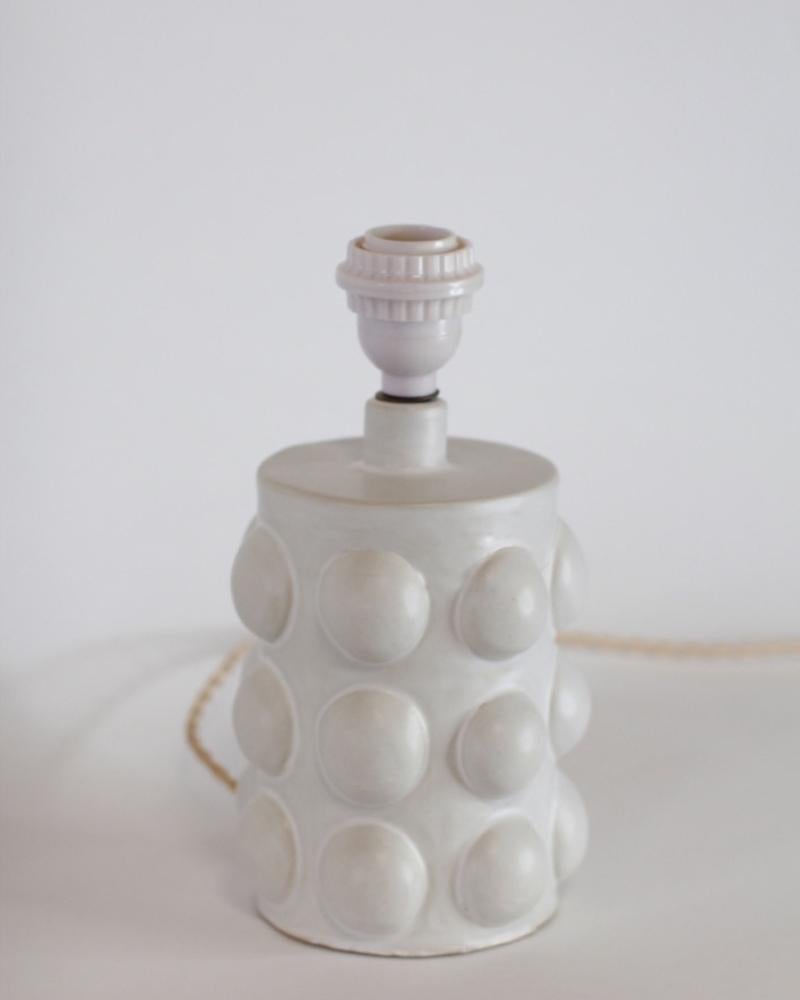 Vernissé Lampe de table 'Pastille' en céramique émaillée blanc satiné par Design Frères en vente