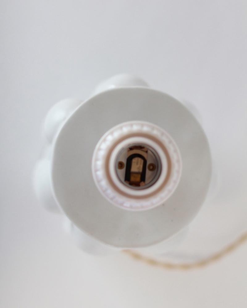 Lampe de table 'Pastille' en céramique émaillée blanc satiné par Design Frères Neuf - En vente à Los Angeles, CA