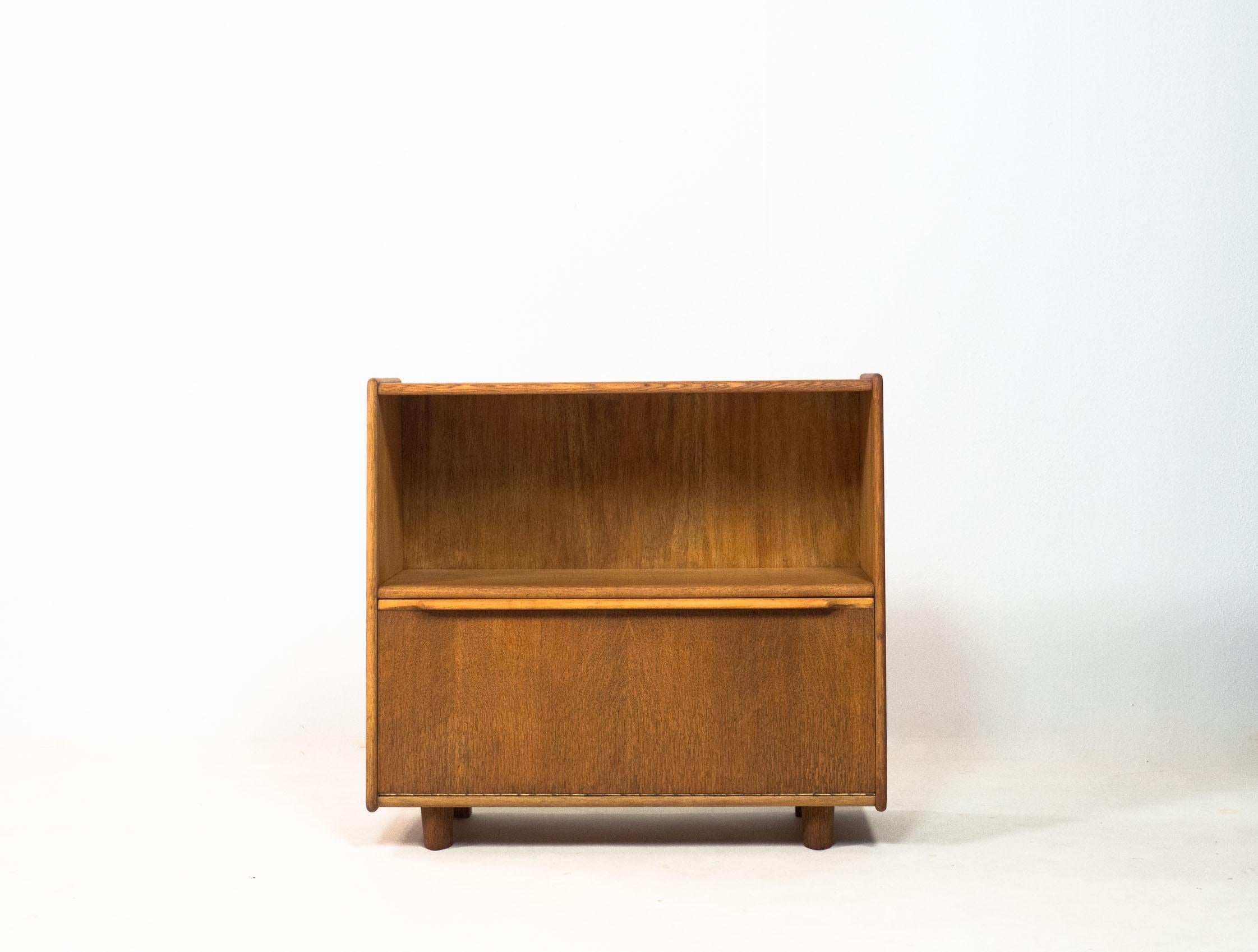 Oak series book cabinet model ‘BE05’ designed by Cees Braakman for UMS Pastoe in the 1950s.

This cabinet is veneered in oak and has thick solid oak edges and feet. The door handle is made of solid beech and the insides are veneered with