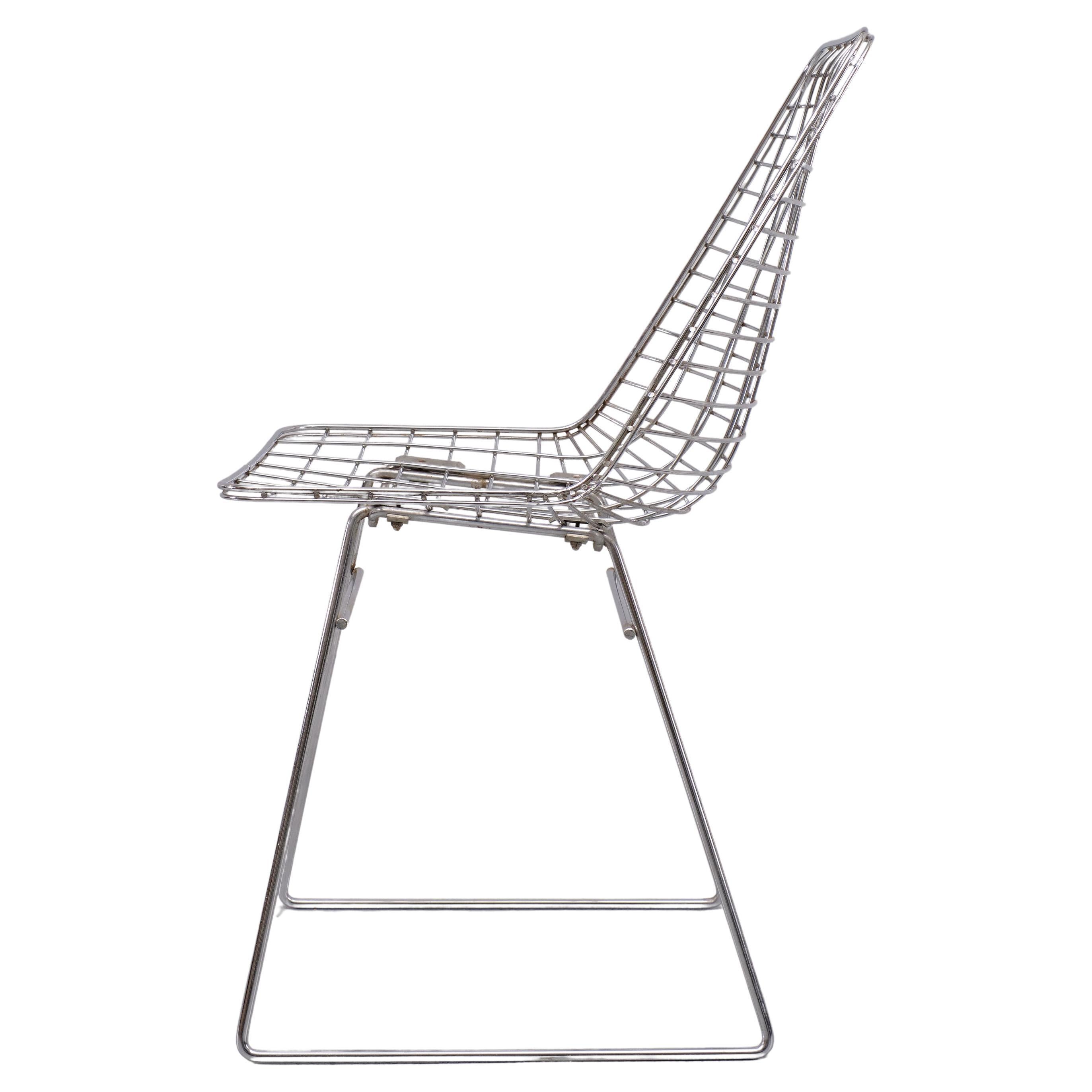Très belle chaise en fil de fer chromé sur acier . Par Pastoe  1960s . 
hauteur d'assise 46 cm 