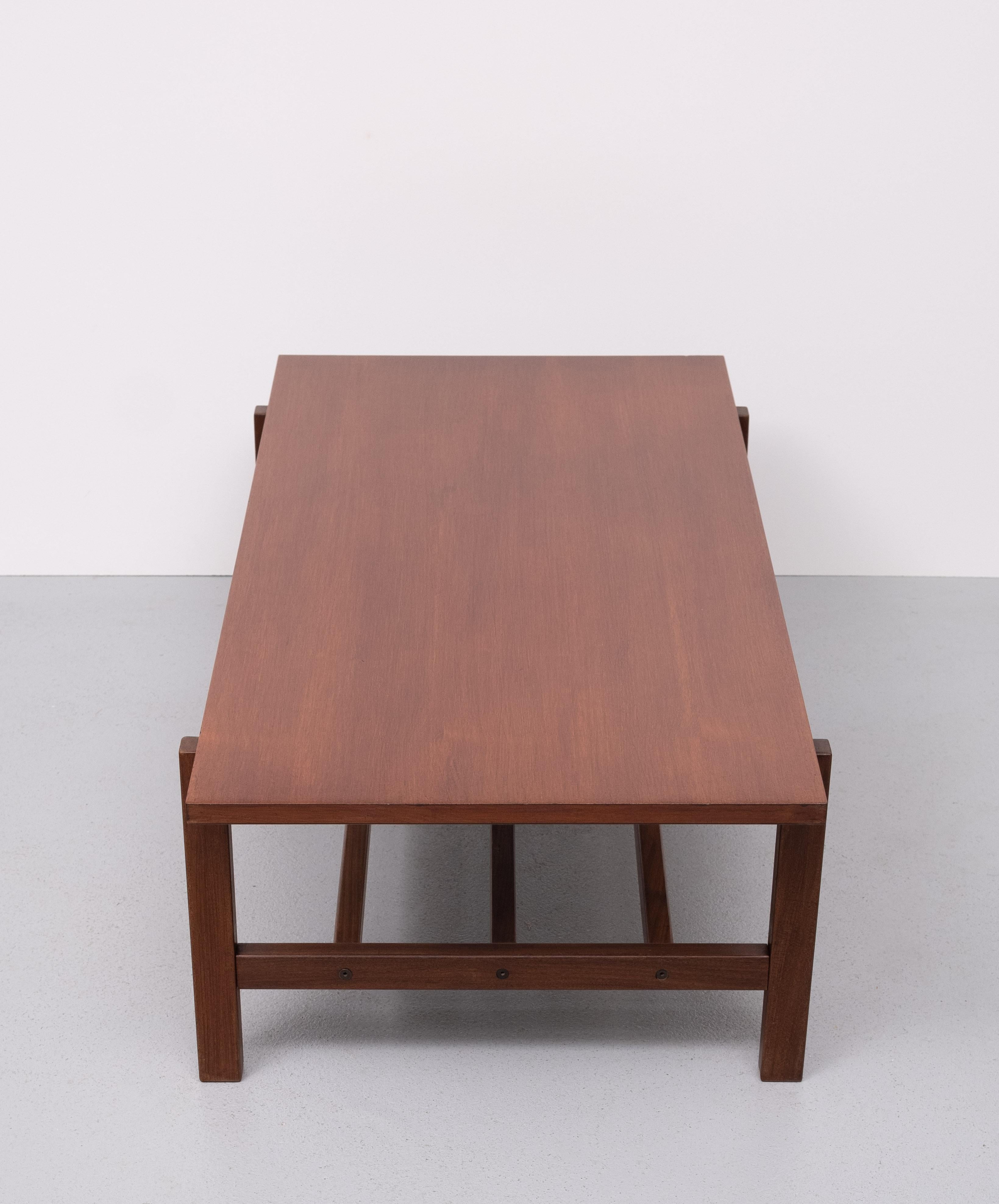 Magnifique table basse vintage en teck avec plateau réversible. Un côté est plaqué teck et l'autre côté est en stratifié blanc. Extrêmement utile lors des fêtes pour que le plateau de la table ne soit pas endommagé et soit facile à nettoyer. Cette