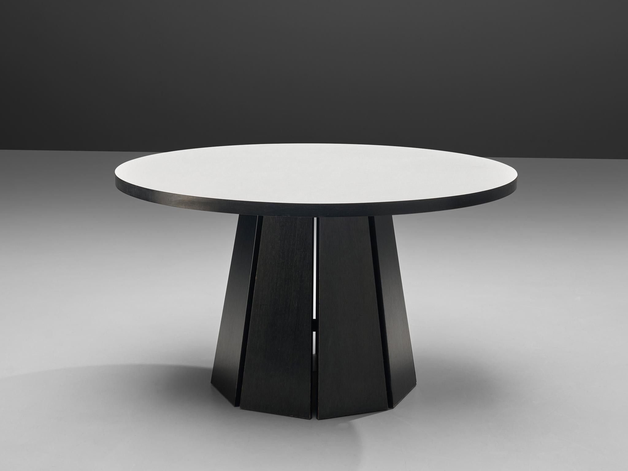 Mesa de comedor o centro, madera lacada, Países Bajos, Años 70

Fabricada por Pastoe, esta mesa geométrica es un testimonio de la sensibilidad del diseño moderno. Esta mesa de comedor con pedestal tiene un tablero redondo. La base está hecha de