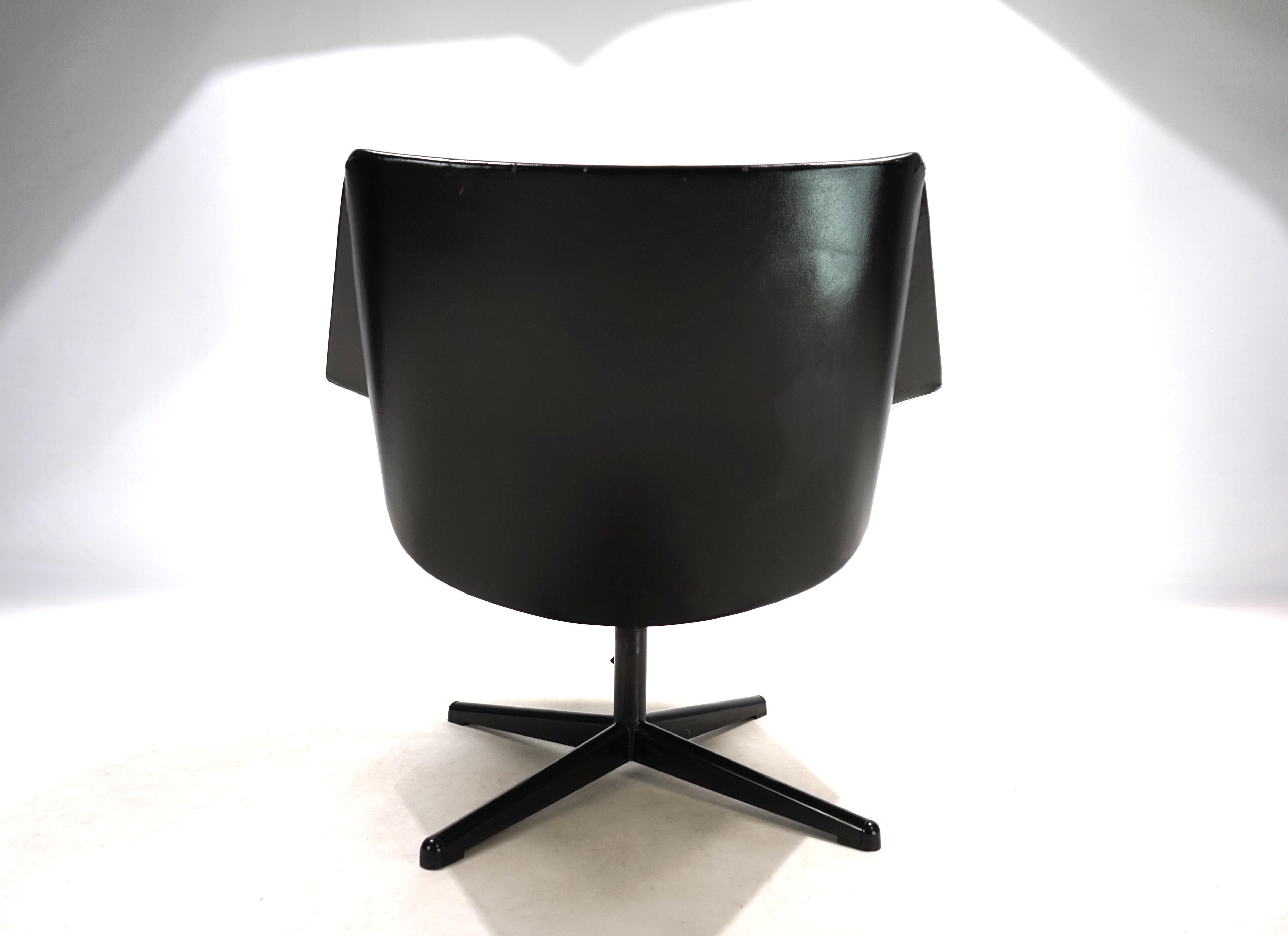 This Pastoe FM08 comes in the swivel version with a star base. The contemporary black vinyl upholstery is in very good condition, with only slight wear on the armrest corners. The black frame shows hardly any signs of wear and swivels easily.