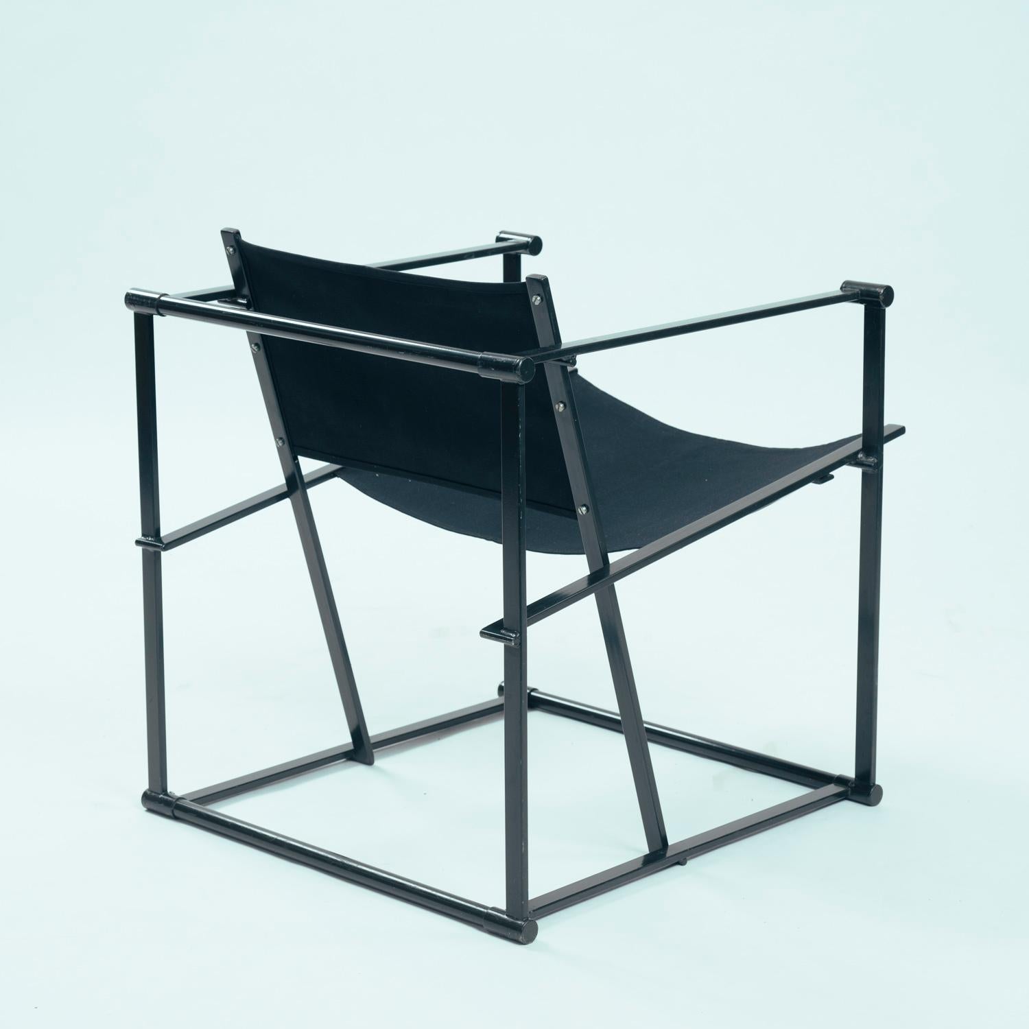 Sillón Pastoe Kubus FM62 diseñado por Radboud Van Beekum
Países Bajos, 1981

Armazón metálico en forma de cubo con nueva tapicería de lona de arnés.

Esta silla en forma de cubo de los años ochenta tiene un armazón de metal lacado y un nuevo