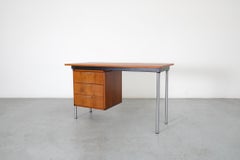 Pastoe „Made To Measure“ Serie Teakholz- und Chrom-Schreibtisch mit drei Schubladen