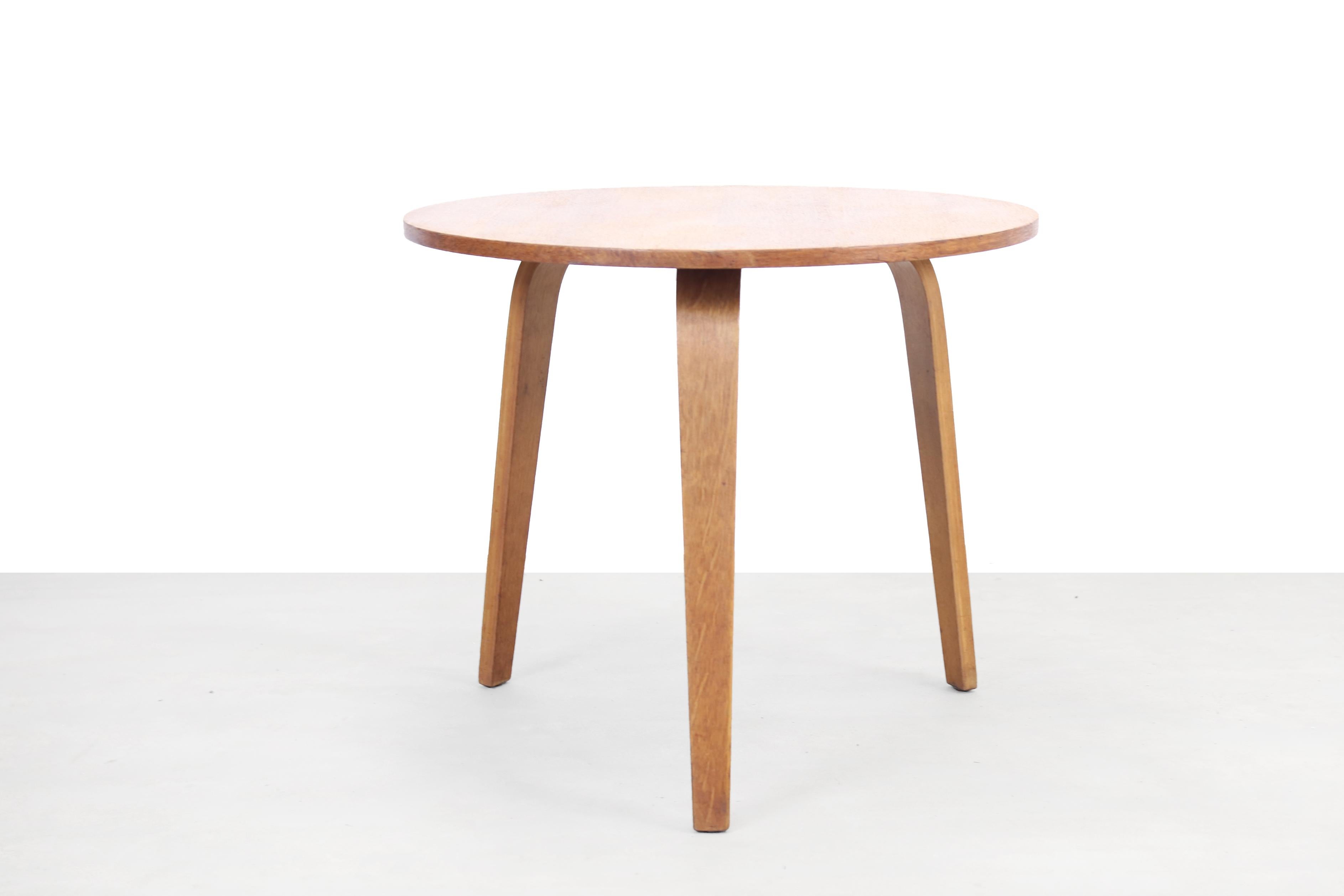 This coffee table was designed by the Dutch designer Cees Braakman for Pastoe in the 1950s. The tabletop is made of oak veneer and stands on three beautiful curved plywood legs. This table can be used as a coffee table, but also as a side table for