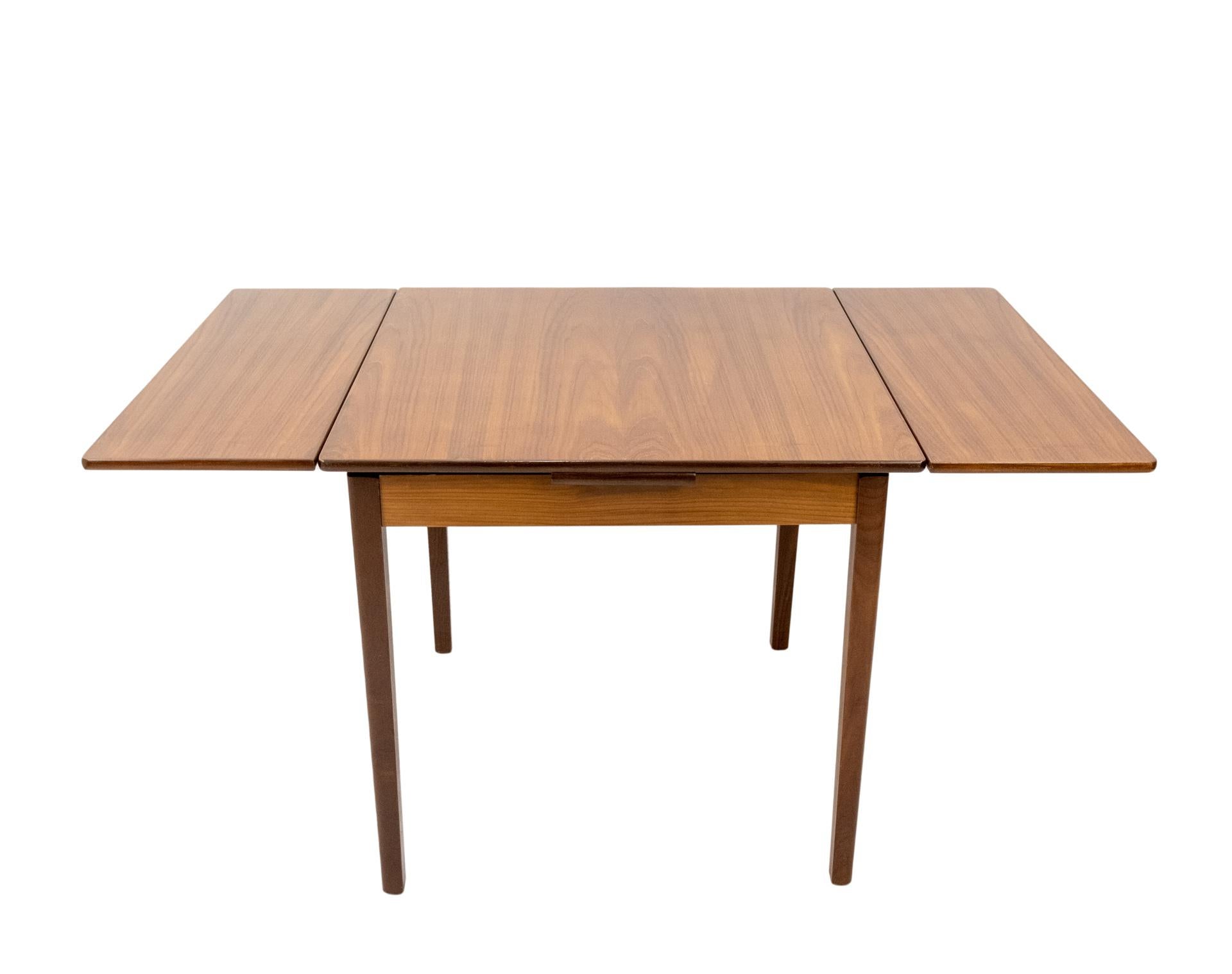 Very nice small extendable dining table in teak. Designed by Cees Braakman and manufactured by Pastoe.
1950s, Holland. This was the first dining table designed to be easily disassembled and packed flat so it could be sold by post-order.
Measures: