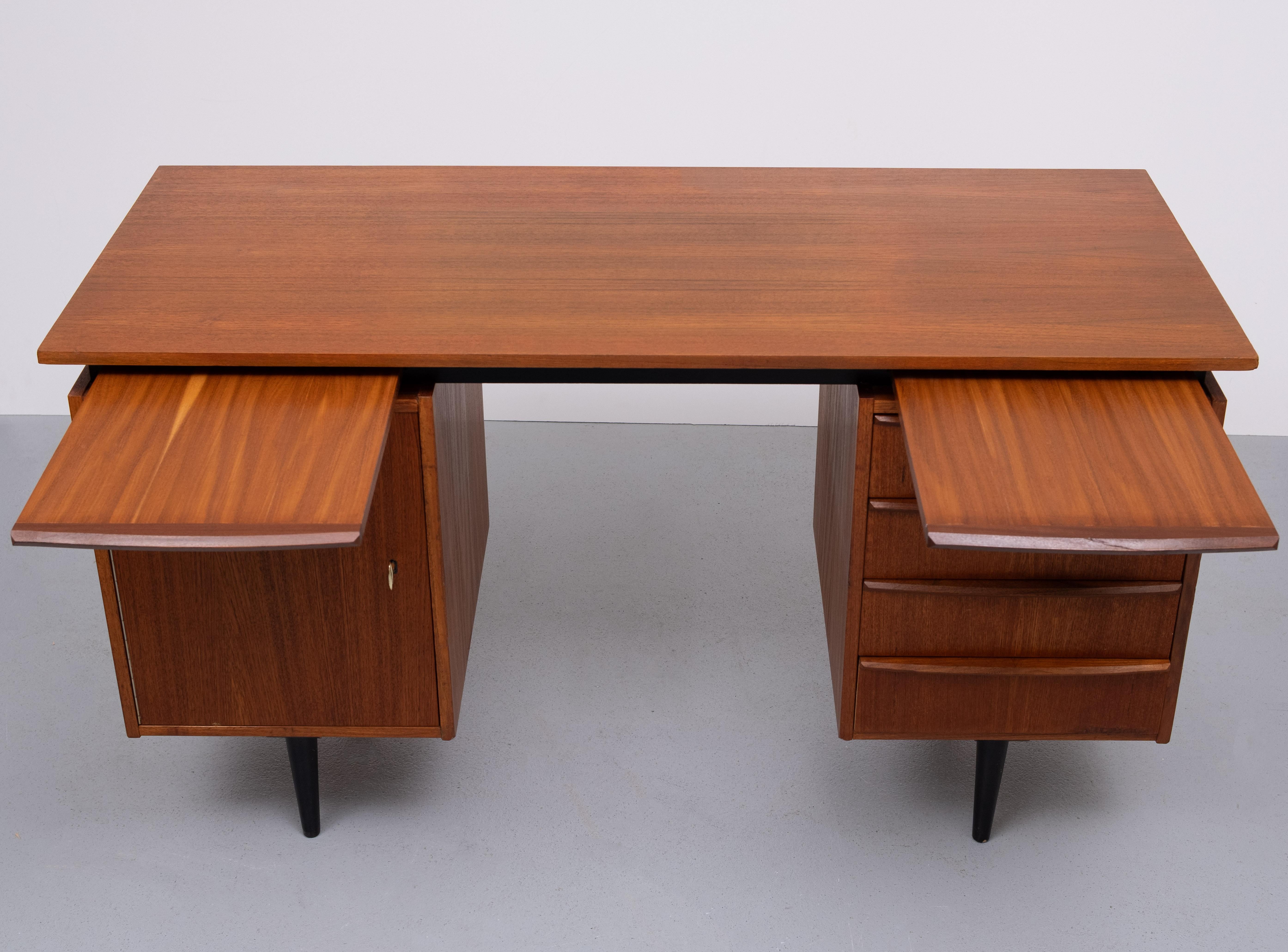 Pastoe Teak  Design della scrivania di Cees Braakman  1960s  Olanda in vendita 5