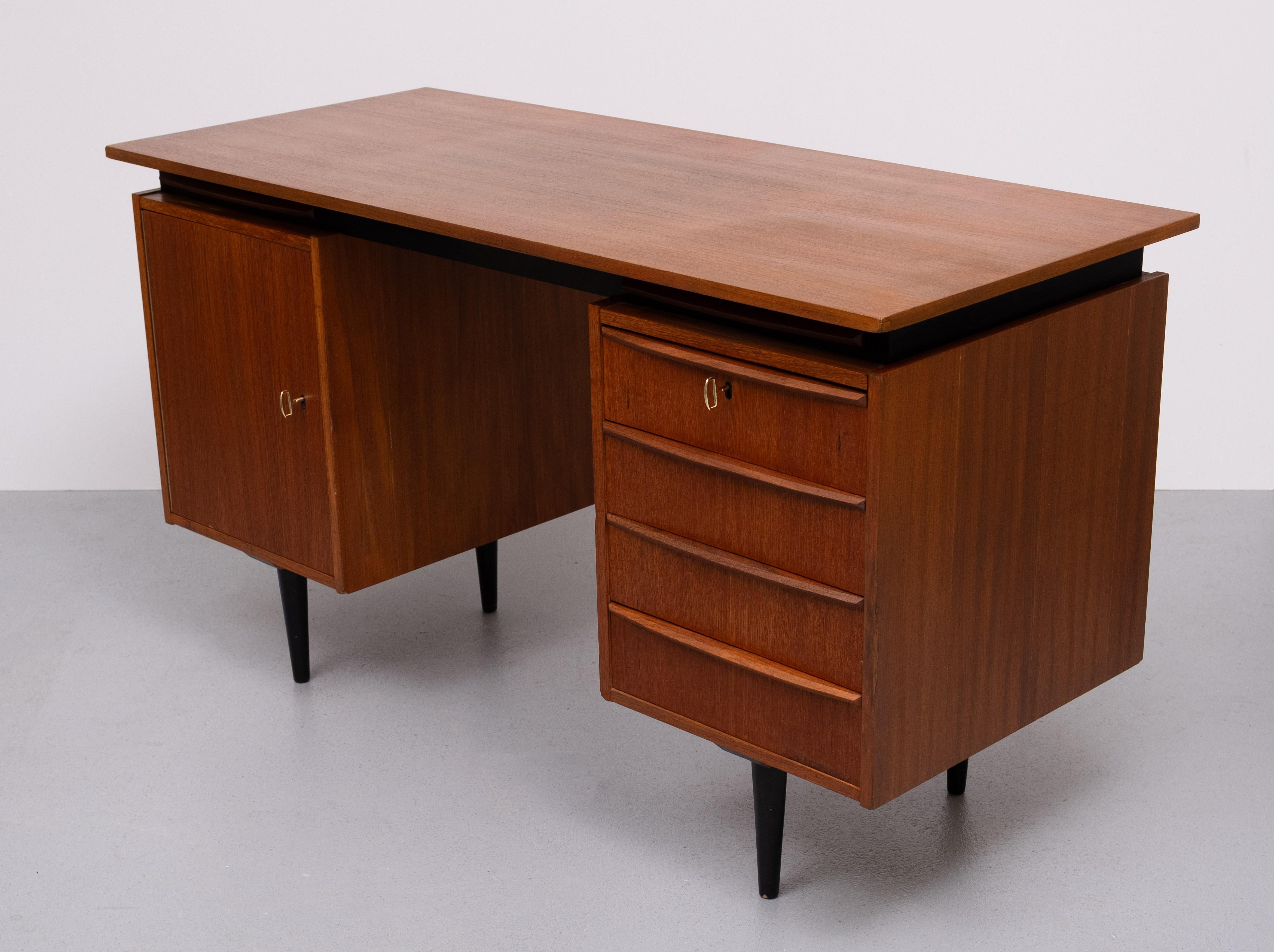 Bellissima scrivania in teak, 4 cassetti, 1 anta con scaffale, 2 ante estraibili, 
2 chiavi originali. Design di Cees Braakman per Pastoe 1960 Olanda .
  
    Per favore, chiedi soluzioni di spedizione più economiche 