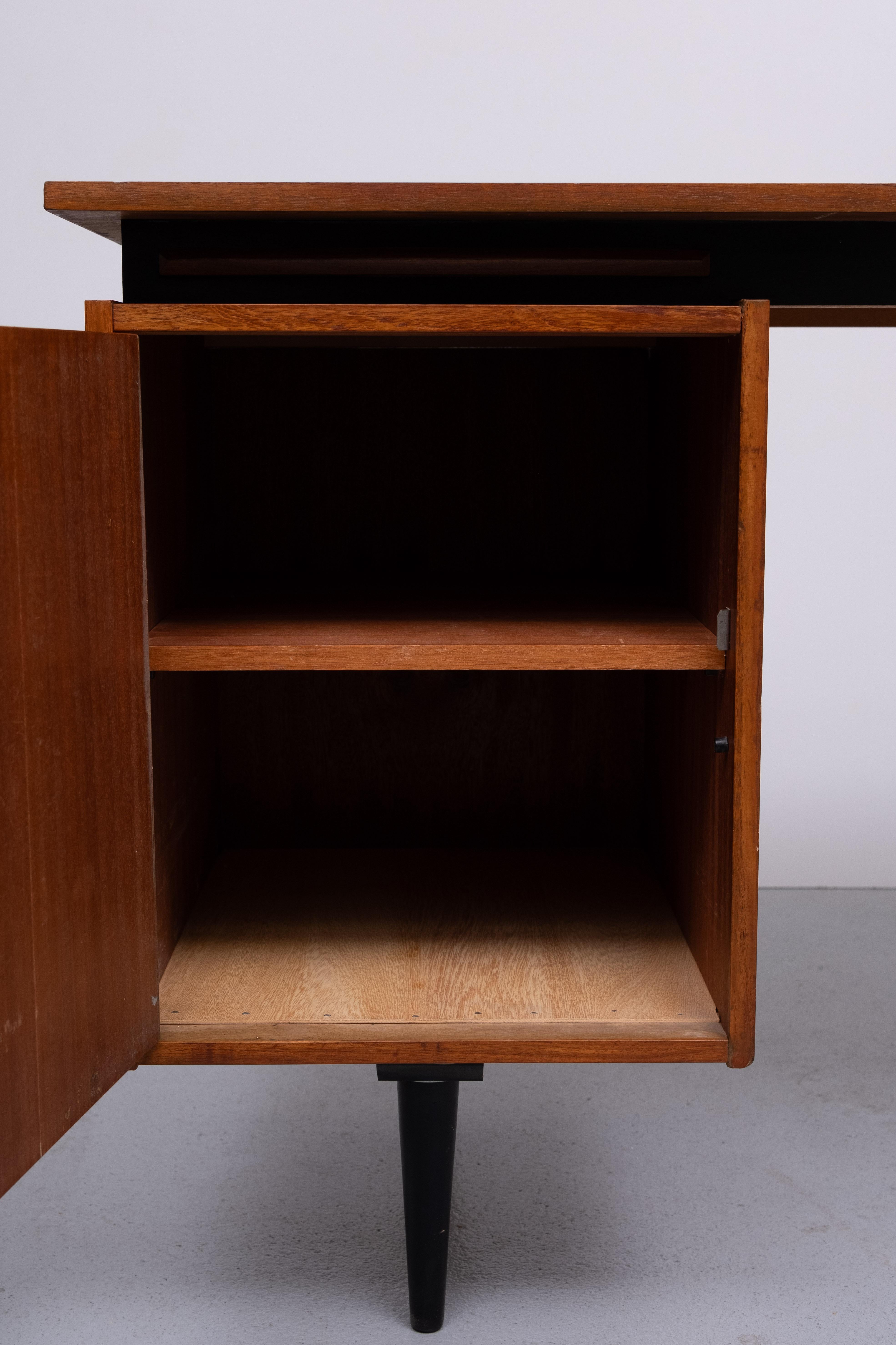 Pastoe Teak  Design della scrivania di Cees Braakman  1960s  Olanda In condizioni buone in vendita a Den Haag, NL
