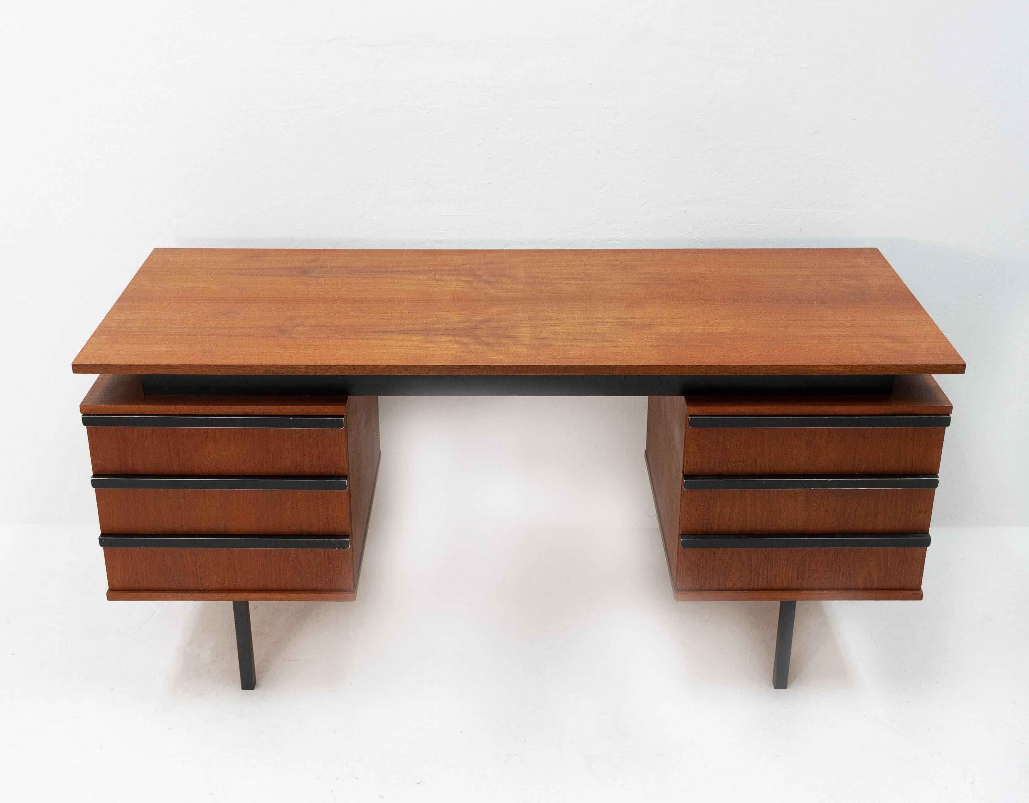 Teak desk designed by Cees Braakman for Pastoe, Holland 1960s. Nice condition, featuring six drawers and a floating top. 






    