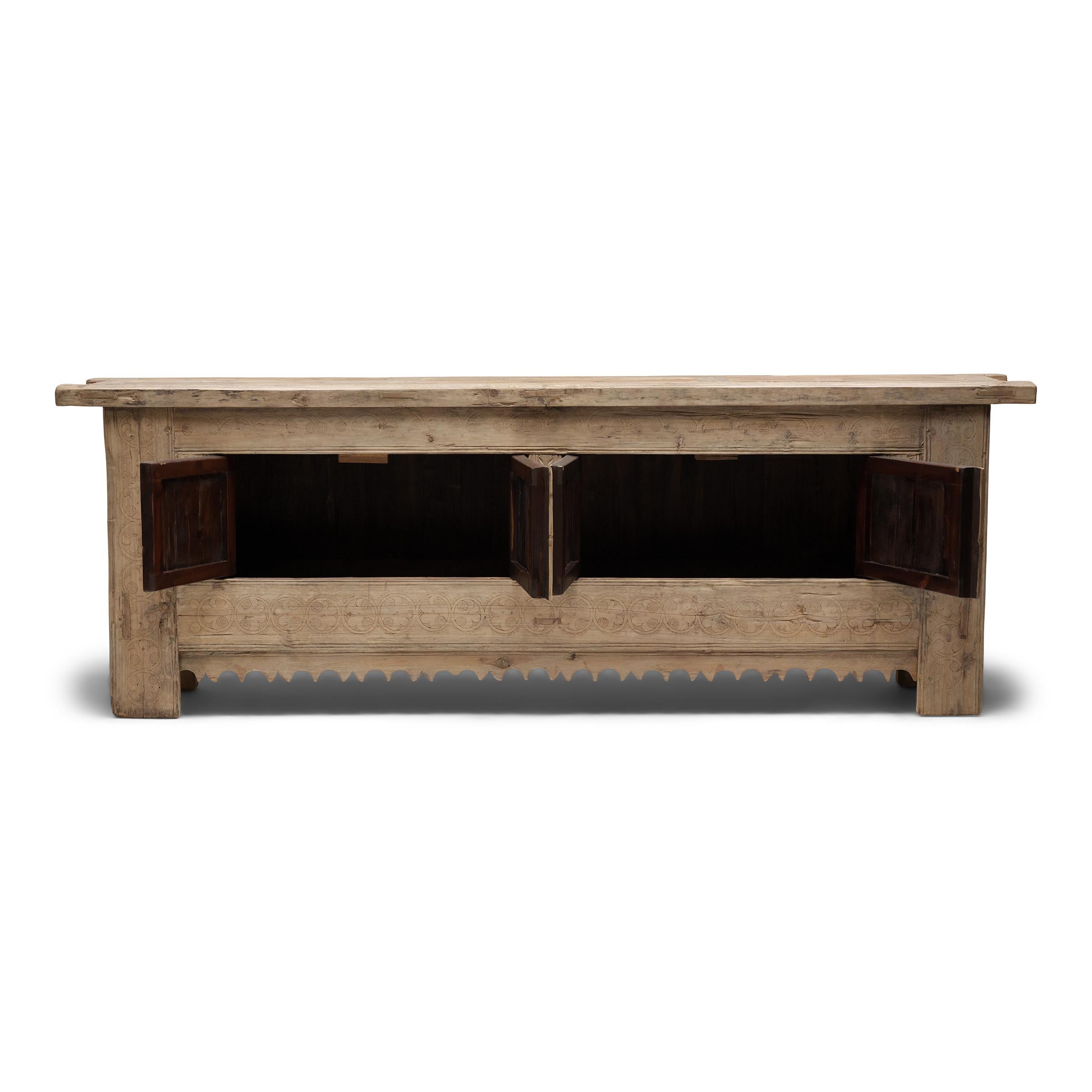 Cofre Pastoral Chino de Cuatro Puertas, c. 1920 Bohemio en venta