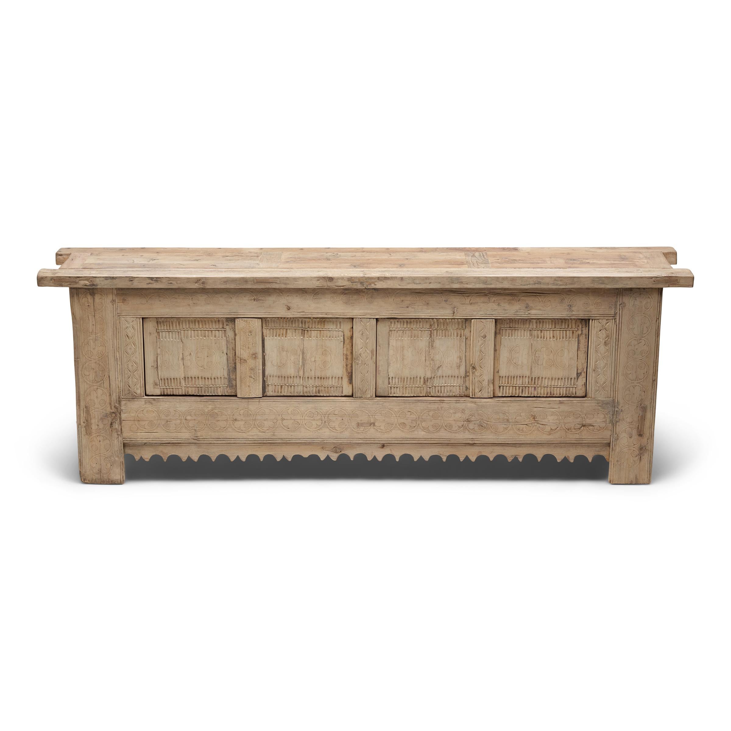 Cofre Pastoral Chino de Cuatro Puertas, c. 1920 Tallado a mano en venta