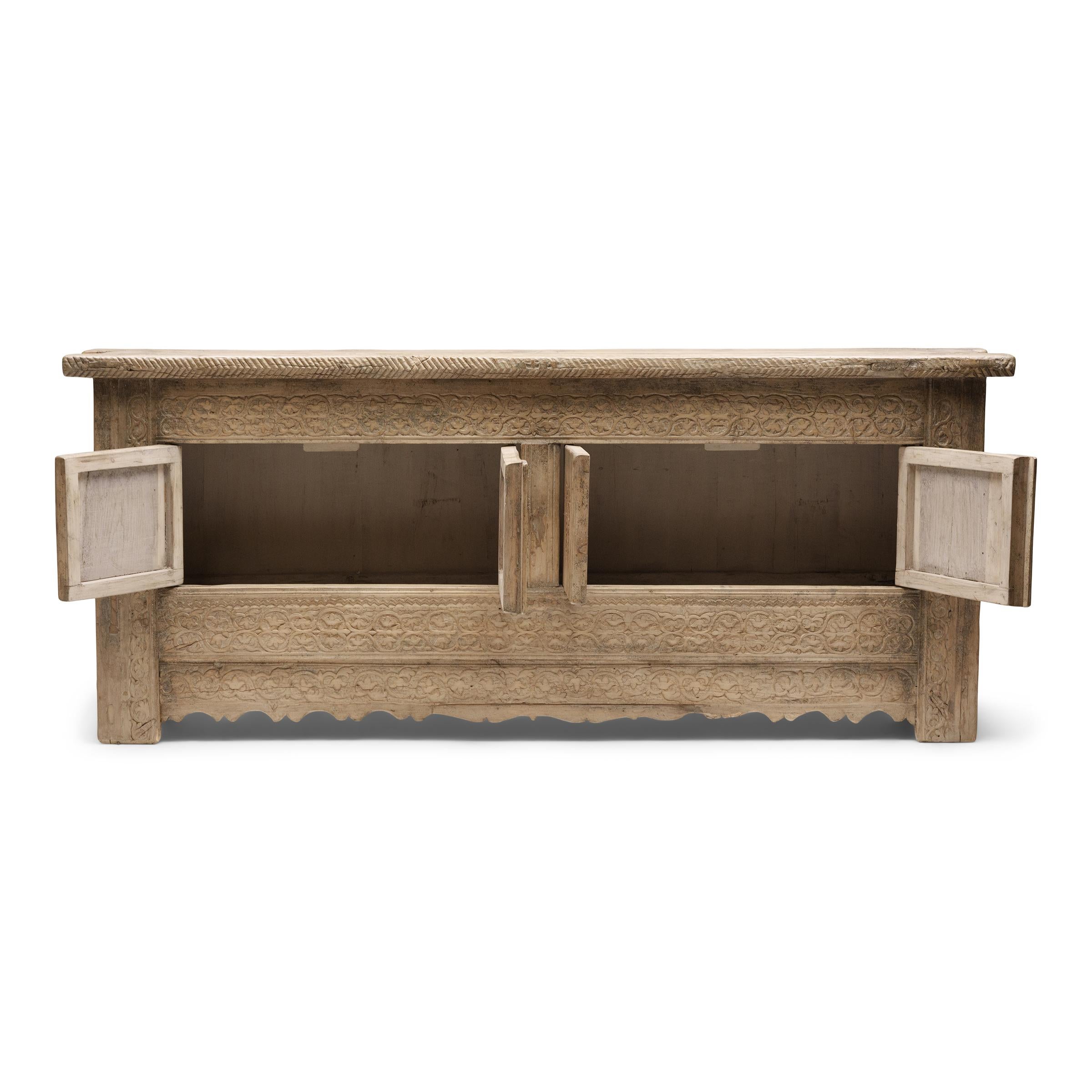 Cofre Pastoral de Enredaderas Chinas, c. 1920 Bohemio en venta