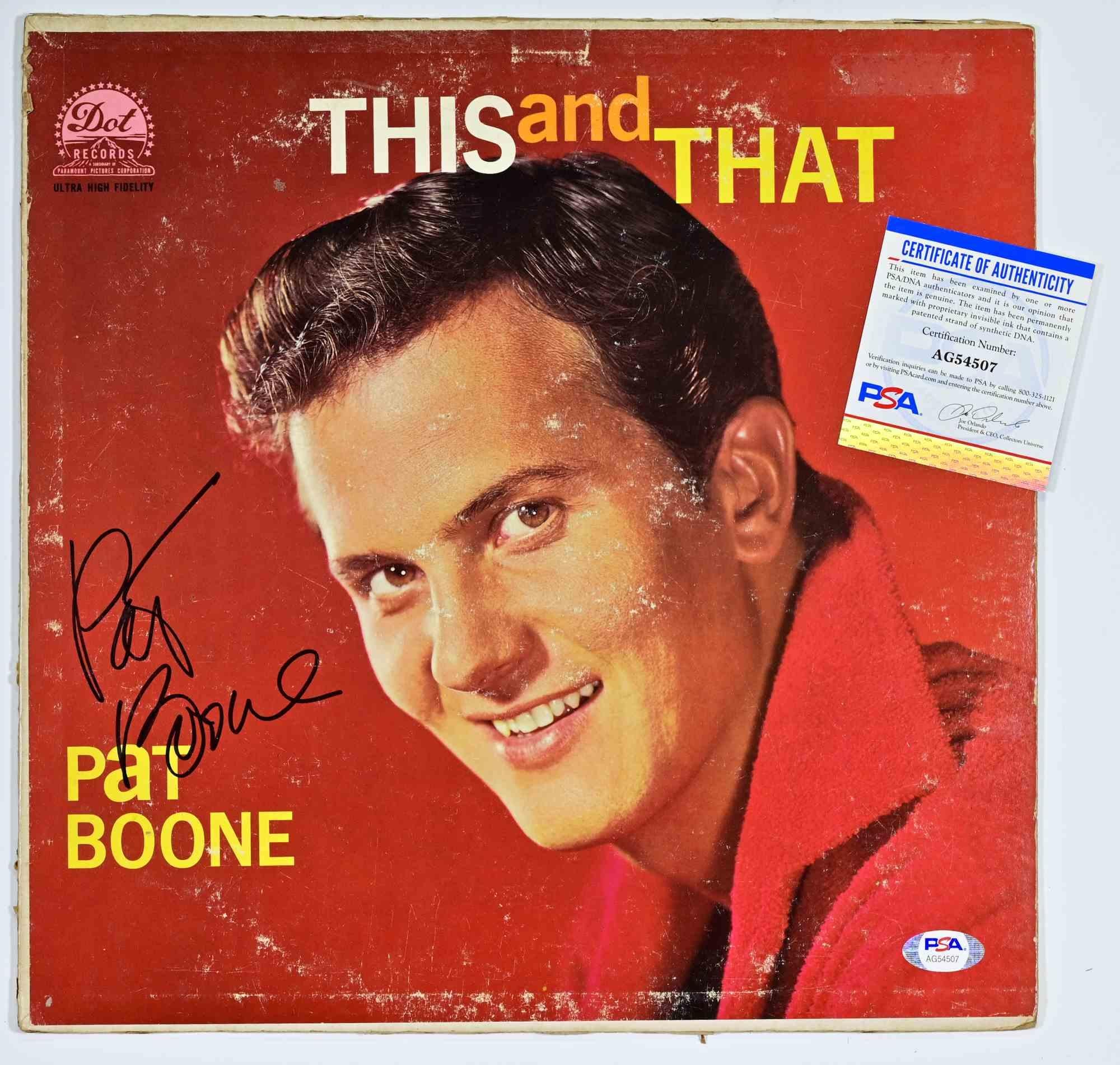 Pressage original de This and That, publié en 1960 par Dot Records (n° de catalogue DLP 3285). Cet album capture le style vocal doux et polyvalent de Pat Boone avec un mélange de ballades sincères, de standards pop et de morceaux influencés par le