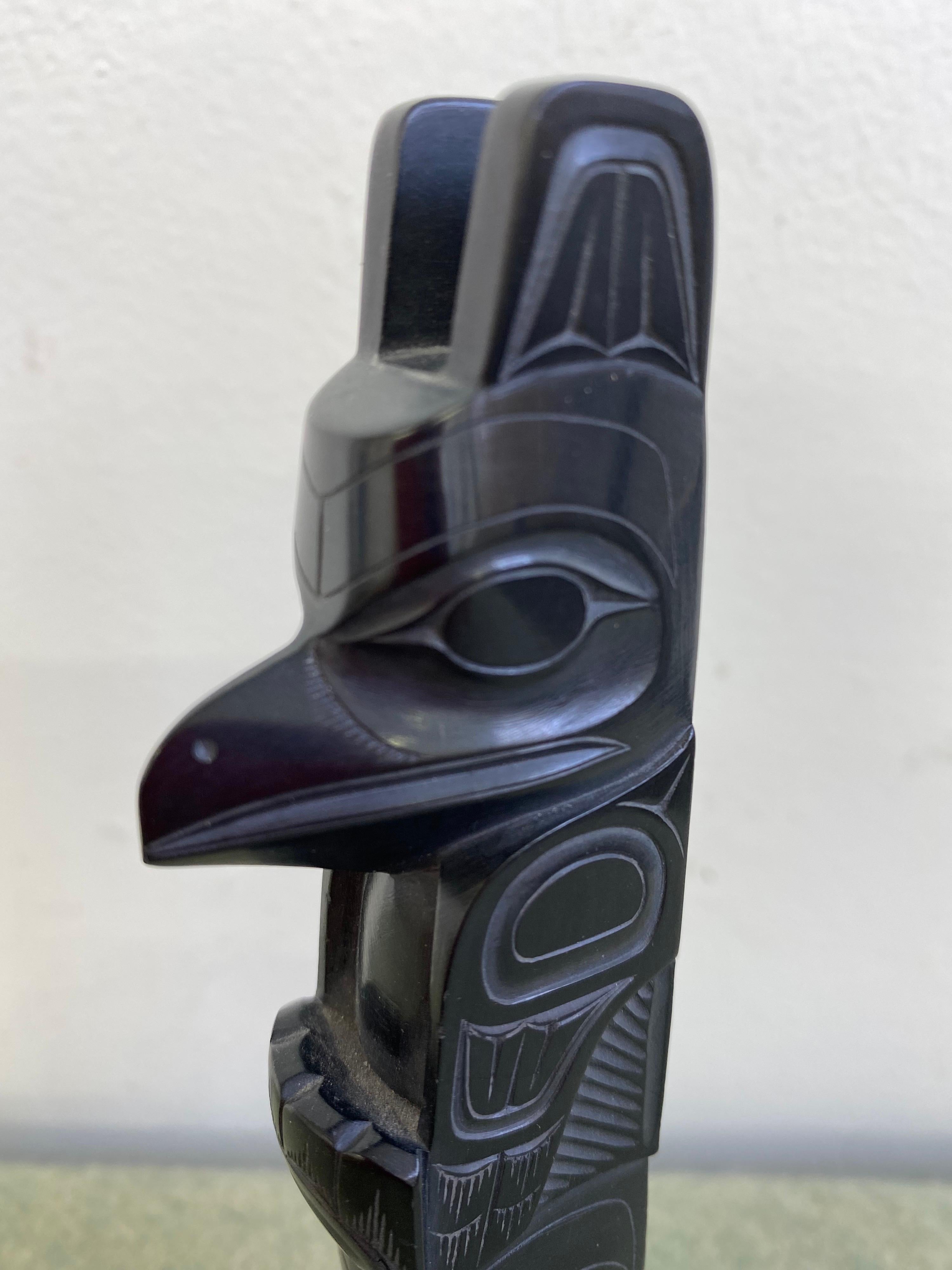 Argilite Totem signiert Pat Dixon 1969. Argilith ist ein harter schwarzer Stein, der auf den Queen Charlotte Islands gefunden wird. Pat Dixon war ein meisterhafter Schnitzer, der einige der beeindruckendsten Schnitzereien anfertigte. Pat Dixon wurde