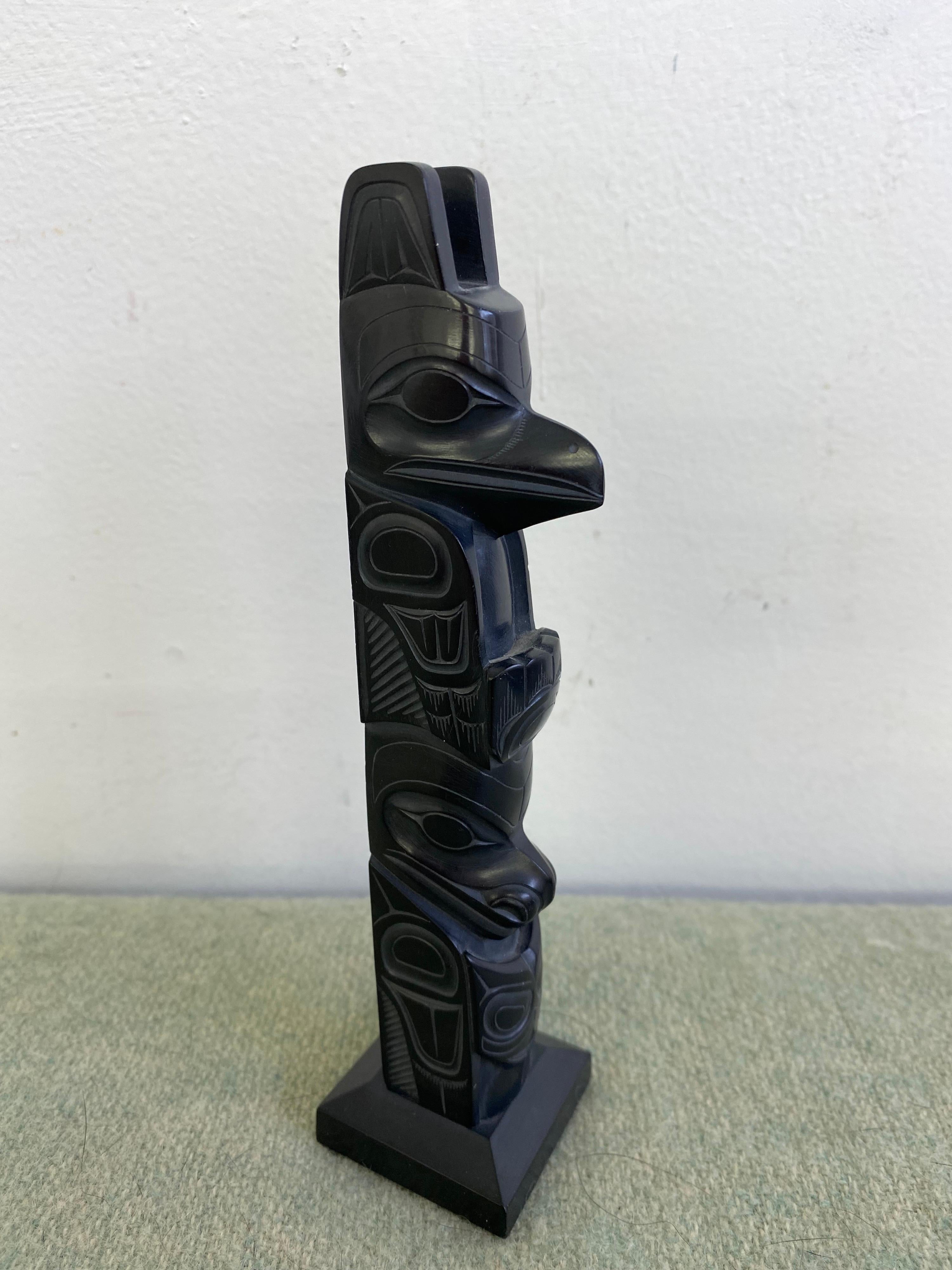 Canadien Totem en argilite de Pat Dixon, 1969 en vente