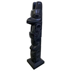 Totem en argilite de Pat Dixon, 1969