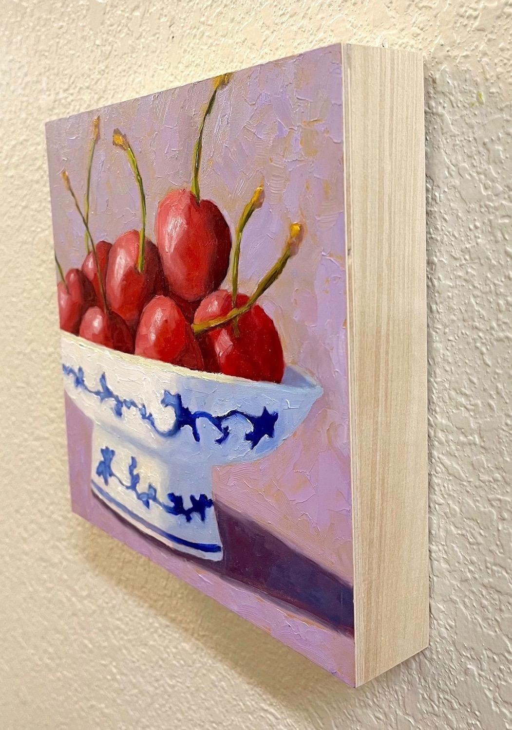 Blau-weiße Schale mit Kirschen, Ölgemälde – Painting von Pat Doherty