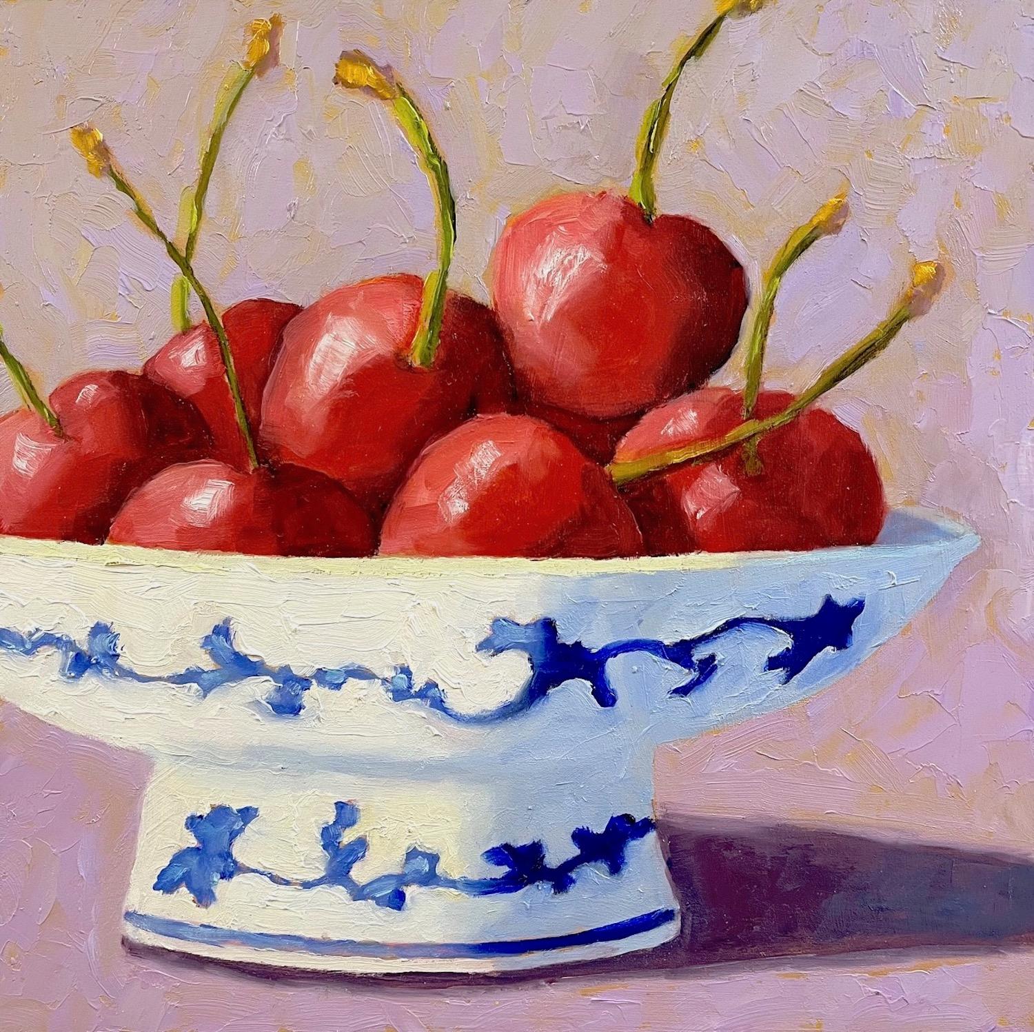 Pat Doherty Still-Life Painting – Blau-weiße Schale mit Kirschen, Ölgemälde