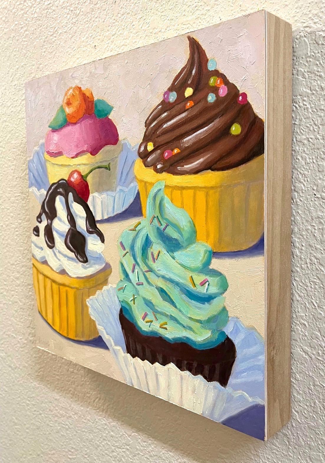 Vier Cupcakes, Ölgemälde – Painting von Pat Doherty