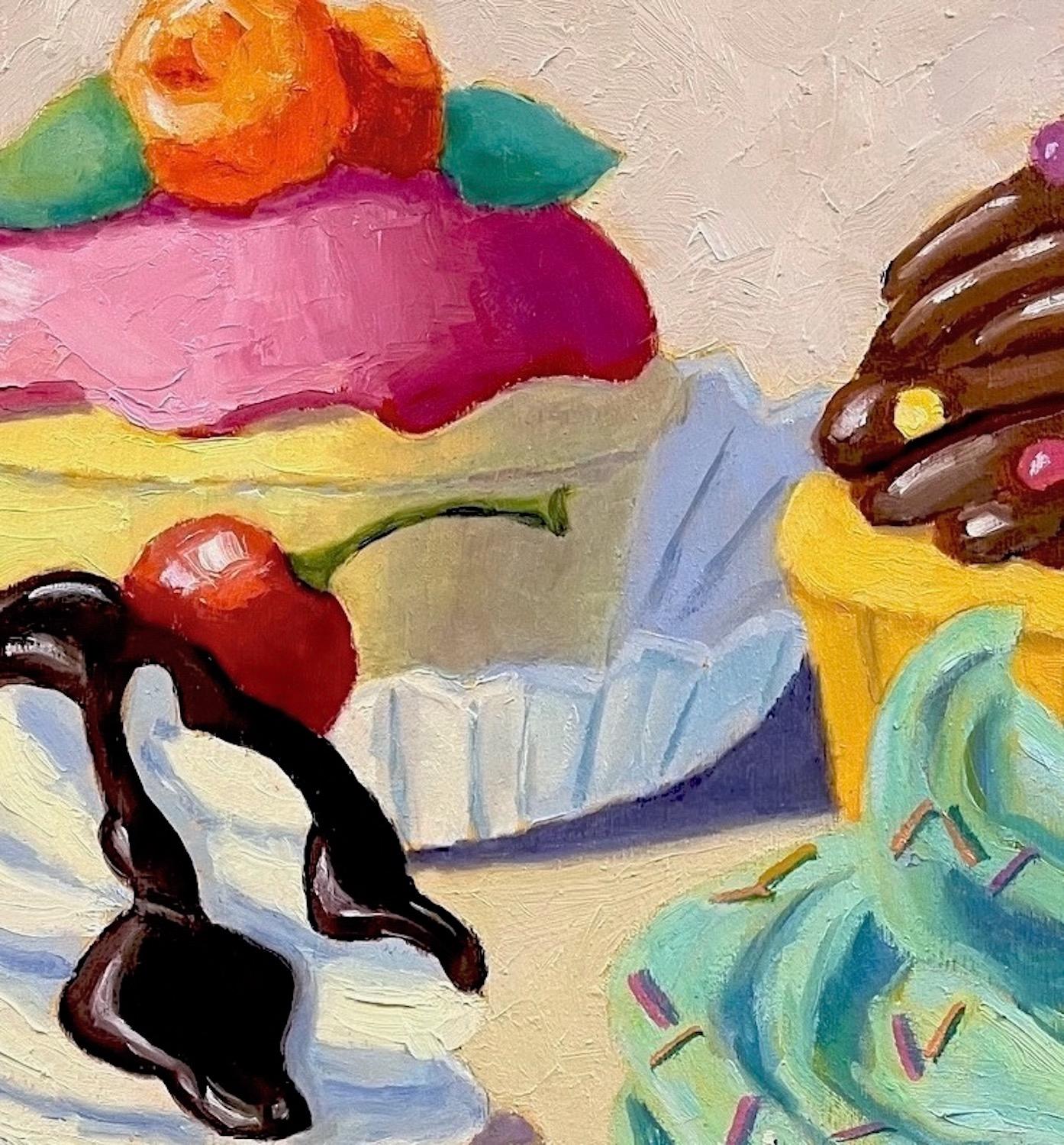 Vier Cupcakes, Ölgemälde (Beige), Still-Life Painting, von Pat Doherty