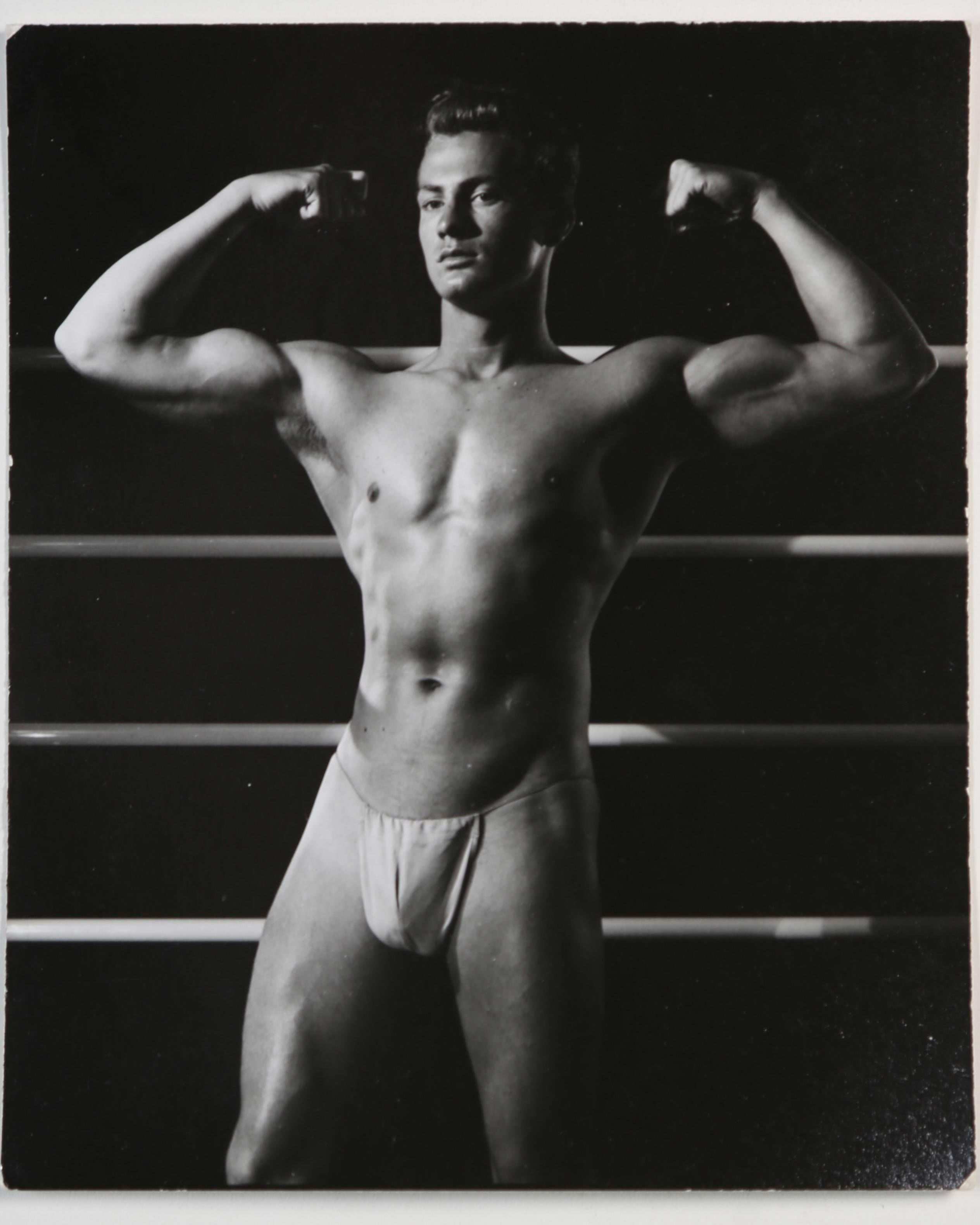 MILO 1960 Vintage 8 Fotografías en gelatina de plata del modelo masculino John Haley - Photograph De la posguerra de Pat Milo