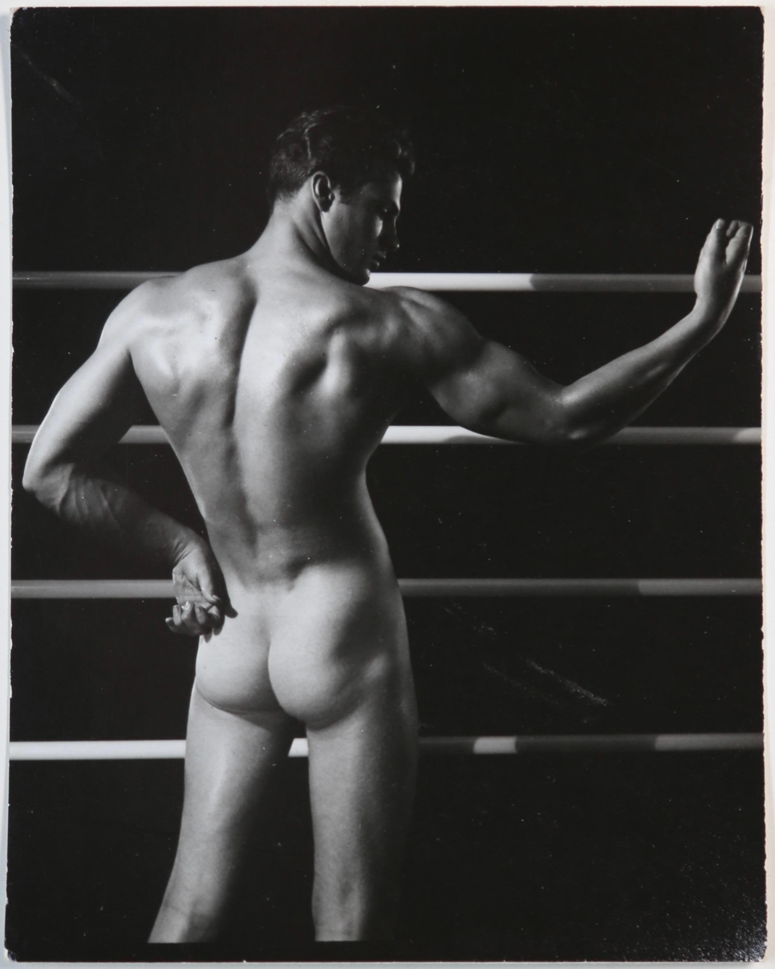 MILO 1960 Vintage 8 Fotografías en gelatina de plata del modelo masculino John Haley - Nude Photograph Negro de Pat Milo