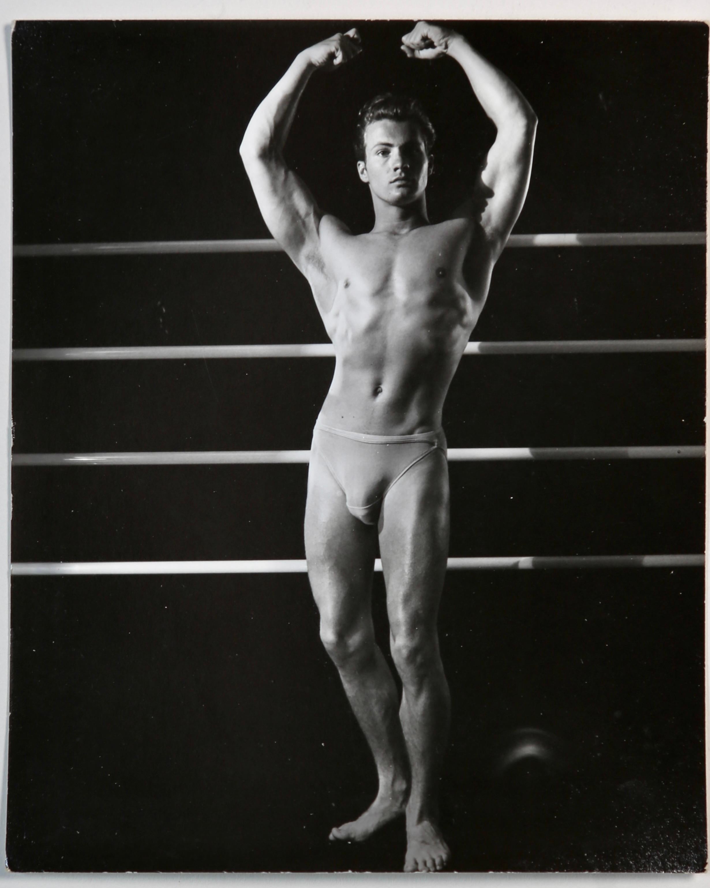 MILO 1960 Vintage 8 Fotografías en gelatina de plata del modelo masculino John Haley en venta 1