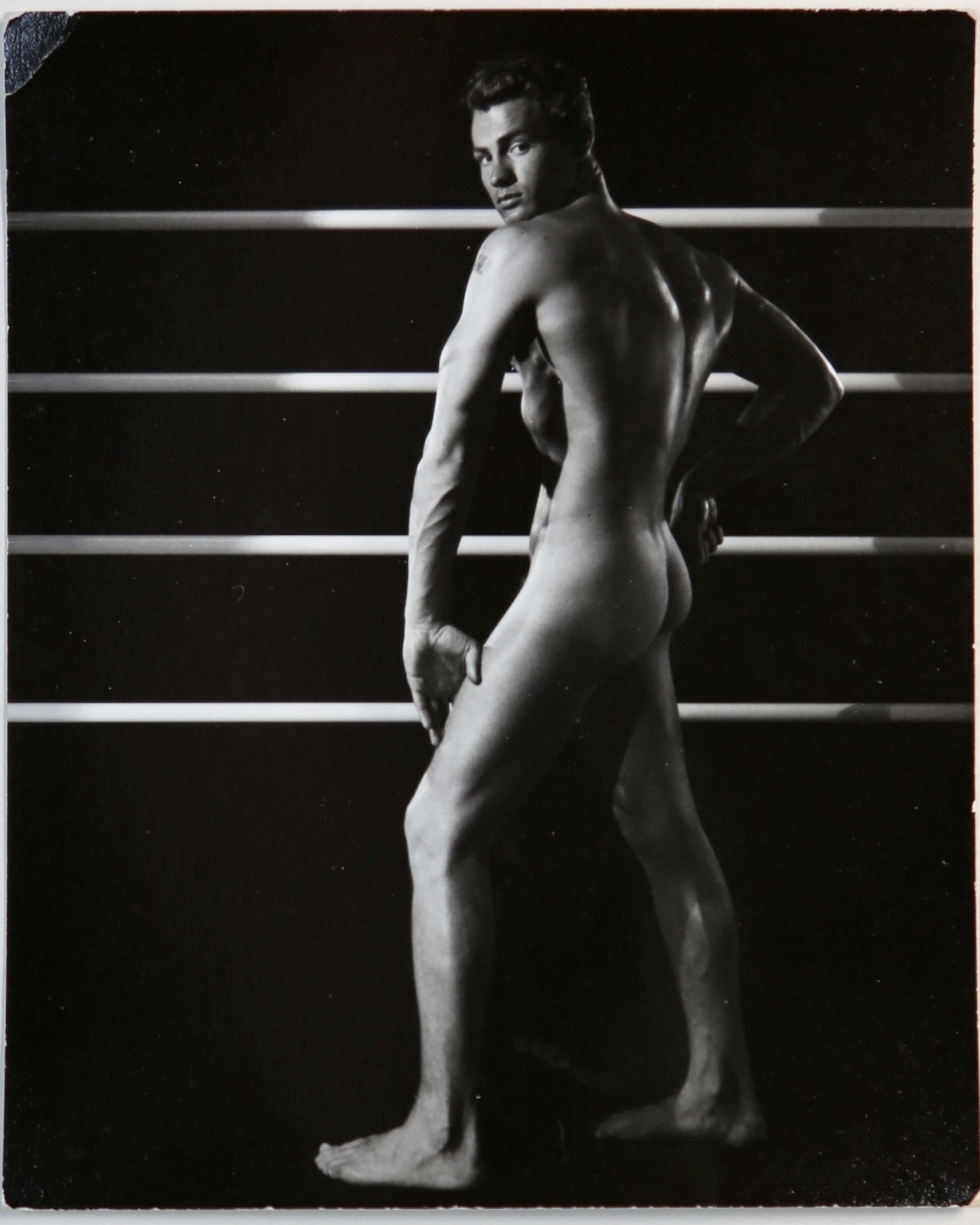 MILO 1960 Vintage 8 Fotografías en gelatina de plata del modelo masculino John Haley en venta 2