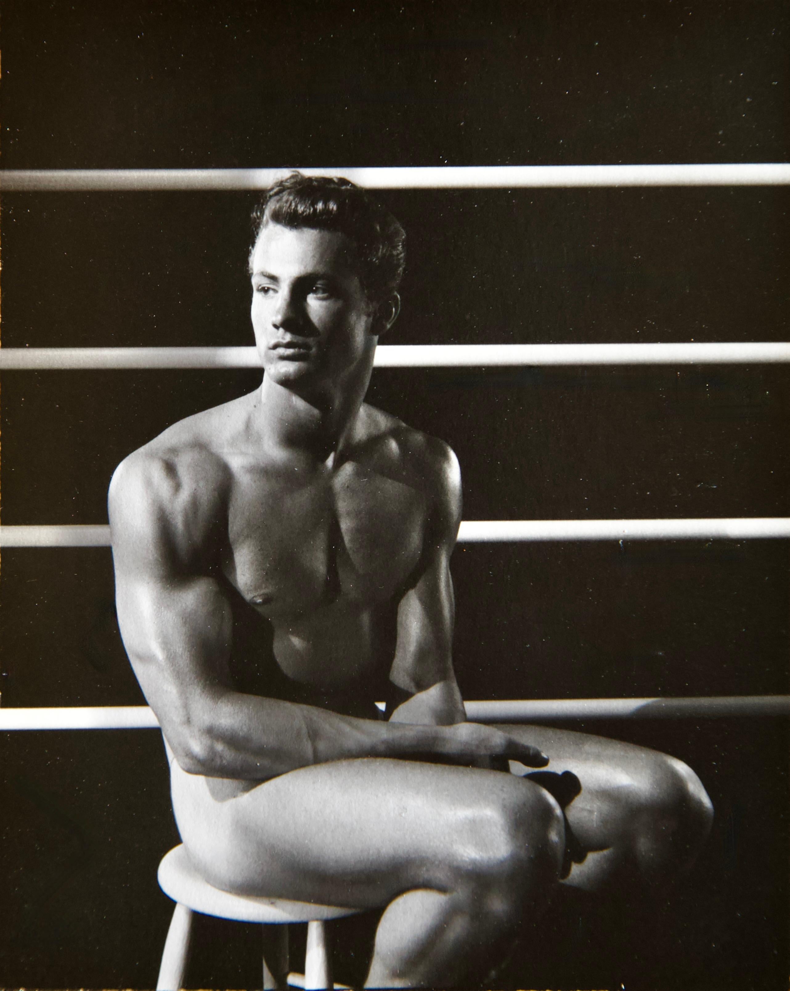 MILO 1960 Vintage 8 Fotografías en gelatina de plata del modelo masculino John Haley en venta 3