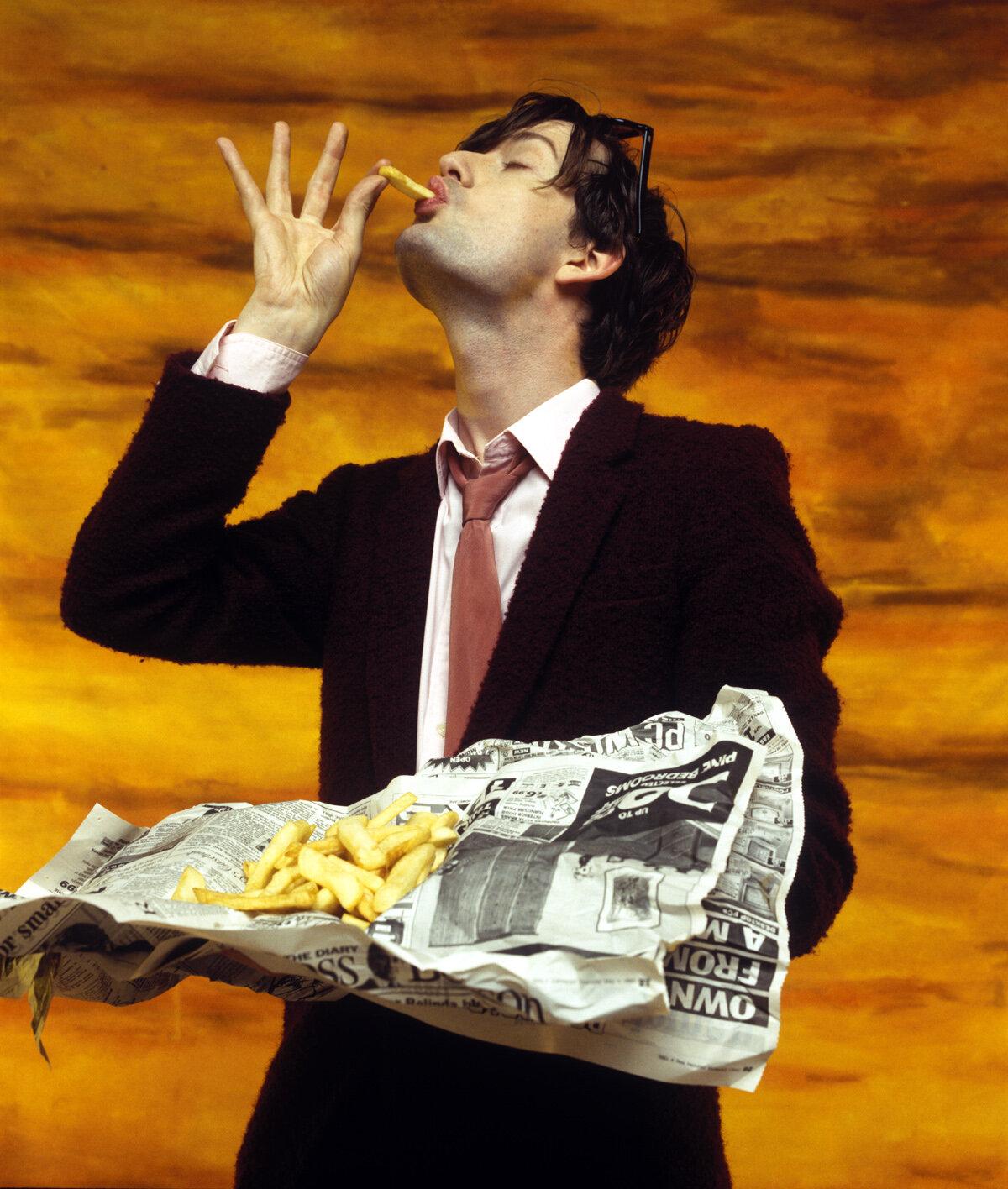 Pat Pope Color Photograph – Jarvis Cocker of Pulp, Fisch und Chips zu essen