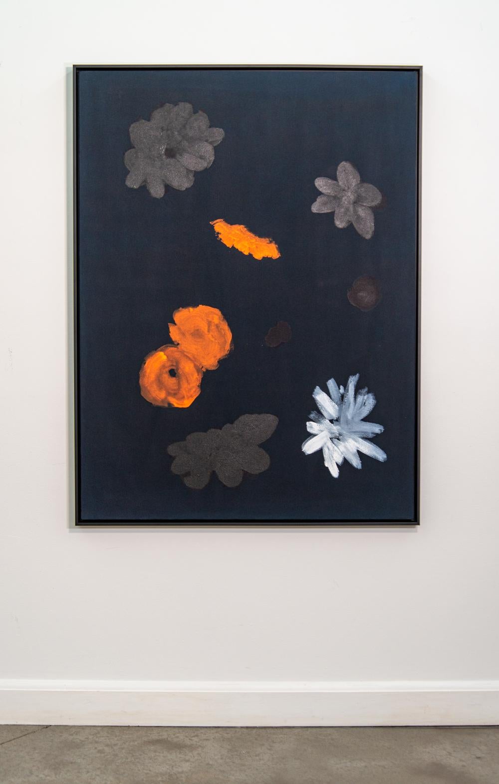 Le noir mat offre un arrière-plan saisissant à cette peinture abstraite de Pat Service. Des fleurs orange vif et blanches ressortent sur le noir, tandis que plusieurs autres formes florales dans des tons sourds offrent un contraste. Service est une
