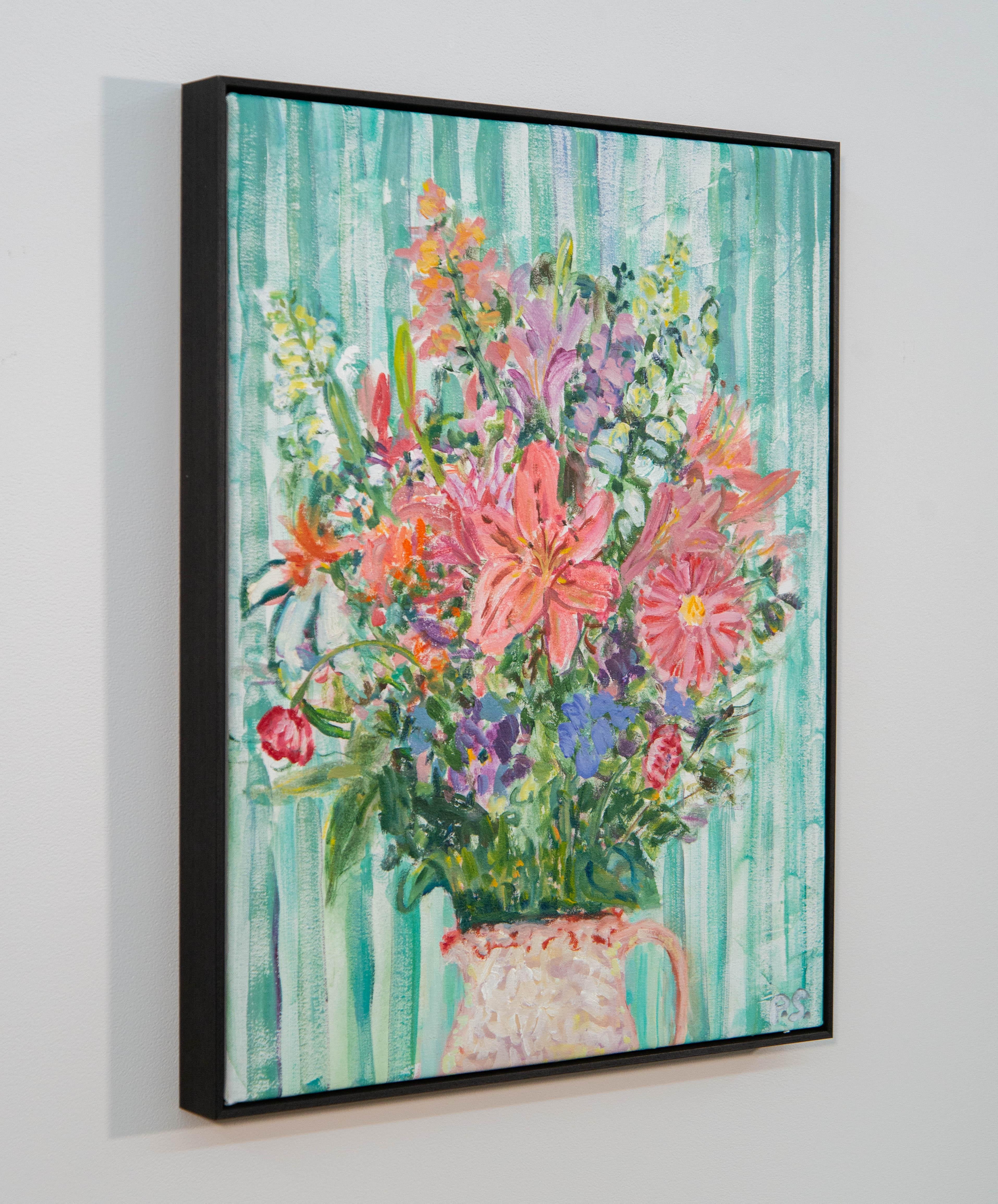 Un joli bouquet de fleurs mélangées remplit la toile de couleurs joyeuses dans cette nature morte peinte par Pat Service. L'artiste canadienne a exploré la forme d'art traditionnelle dans les années 1990, mais à sa manière, magistrale et unique. La