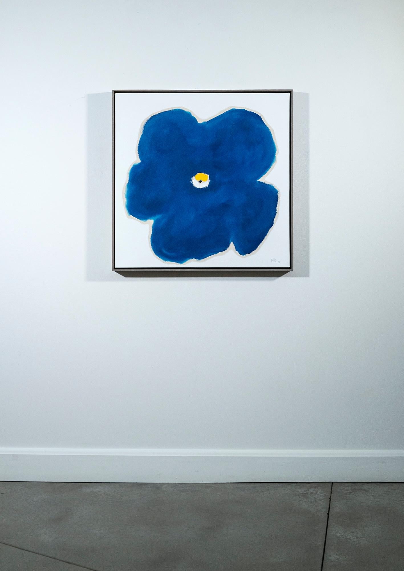 In wunderschönem Tiefblau hat Pat Service die Essenz einer einzelnen Blüte eingefangen. Die an Andy Warhol erinnernden Blumen des Künstlers aus Vancouver sind auf das Wesentliche reduziert - einfache Formen ohne Blätter und Stängel. Pat Service ist