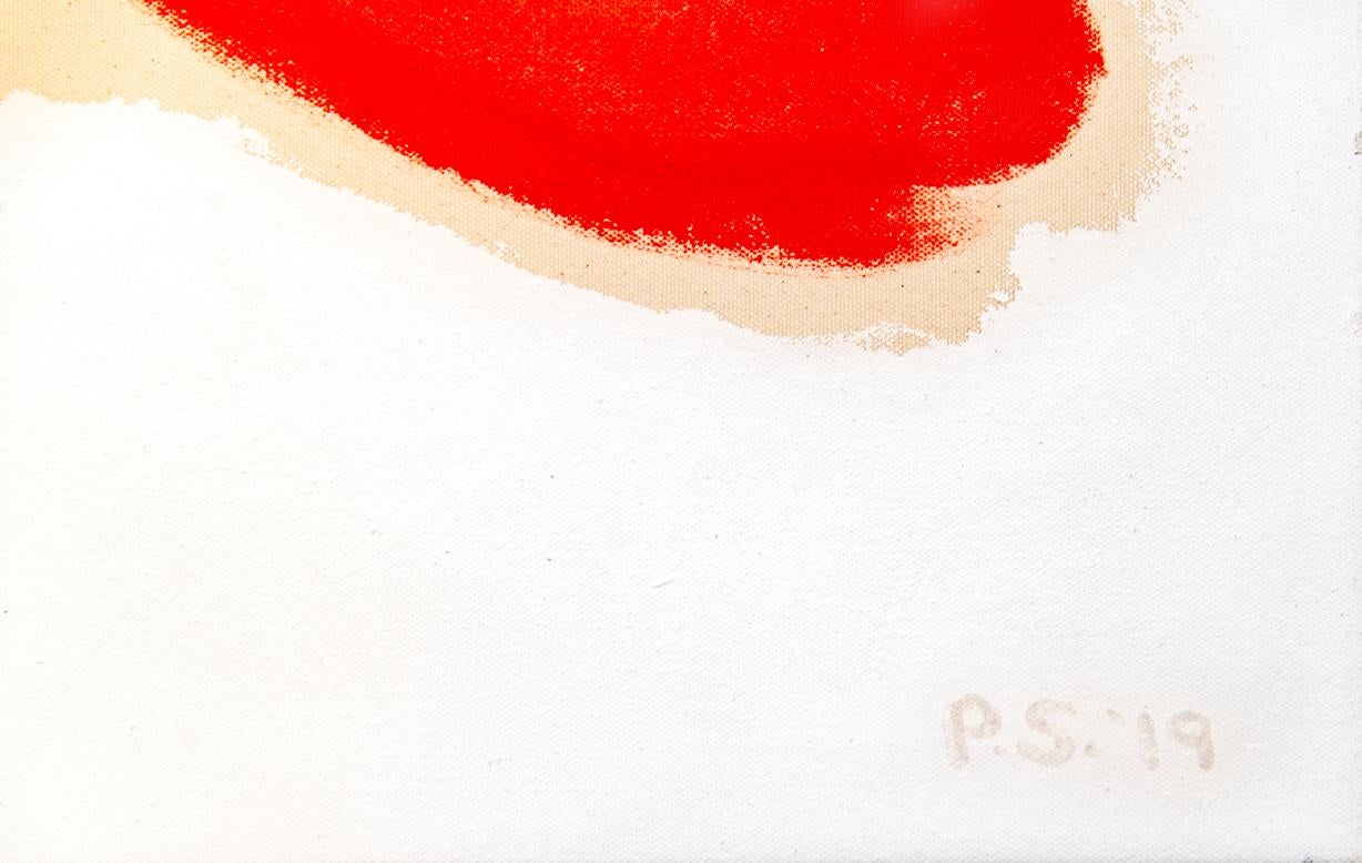 La forma distintiva di un giglio rosso brillante emerge dalla tela in questo coinvolgente astratto floreale dell'artista di Vancouver, Pat Service. Ricordando Andy Warhol, i fiori di Service sono ridotti all'essenziale: forme semplici senza foglie o