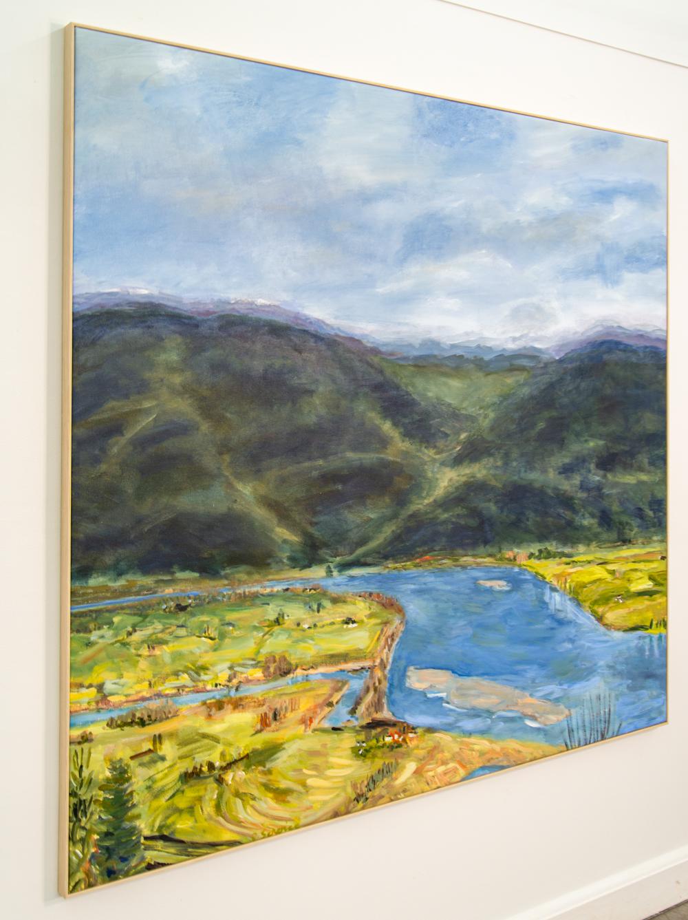 Diese reizvolle Landschaft, die in einem Wandteppich aus satten Farben dargestellt ist, wurde von Kanadas Pat Service gemalt. Die Stadt Mission liegt am Nordufer des Fraser River, der sich durch ein Tal schlängelt. Dunkelgrün und Schwarz stellen die