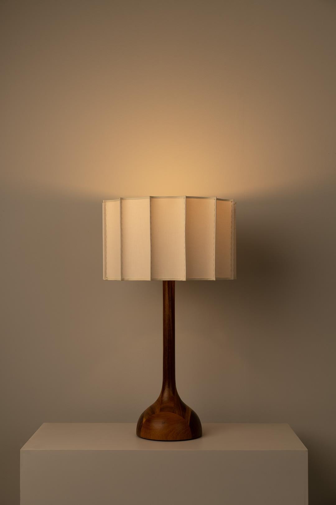 Mid-Century Modern Lampe de bureau moyenne organique en bois naturel faite à la main avec abat-jour cannelé en vente
