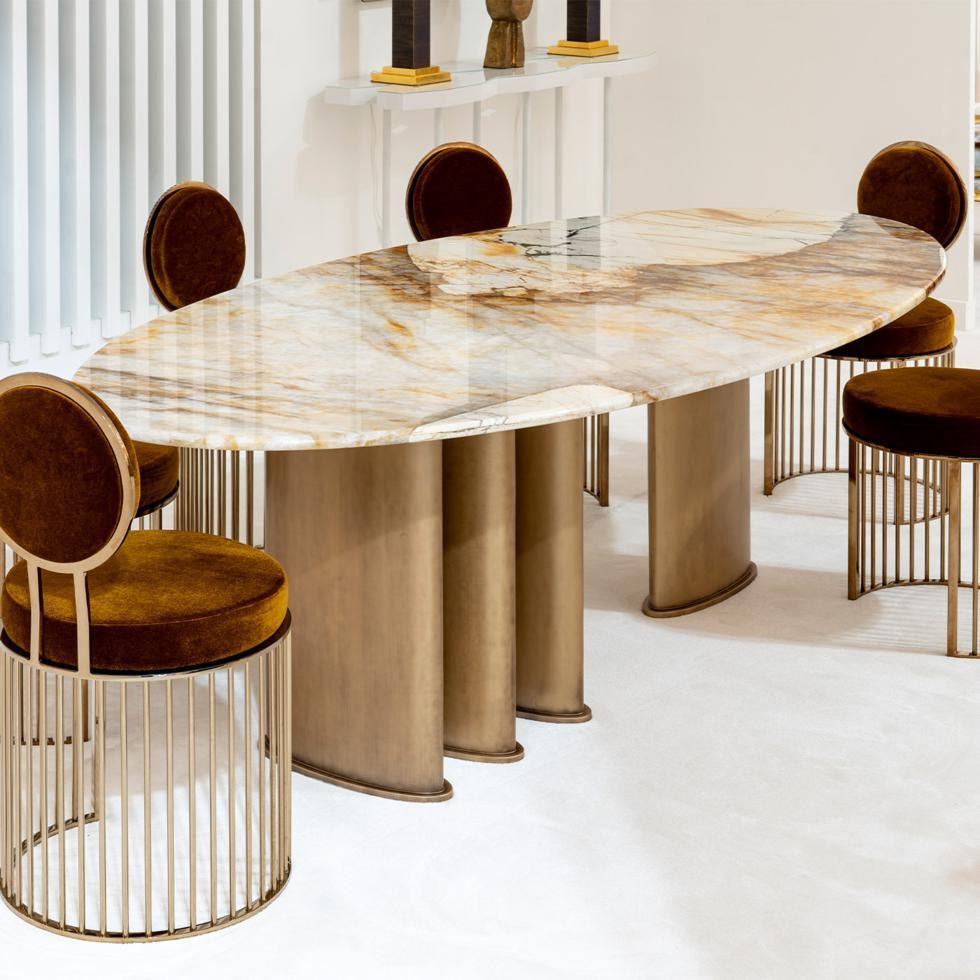D'un design sublime et majestueux, d'une sophistication intemporelle, cette table à manger ovale imprégnera d'un charme inégalé un intérieur raffiné. Le plateau en marbre de Patagonie présente des tracés chauds aux tons de terre, contrastés par les