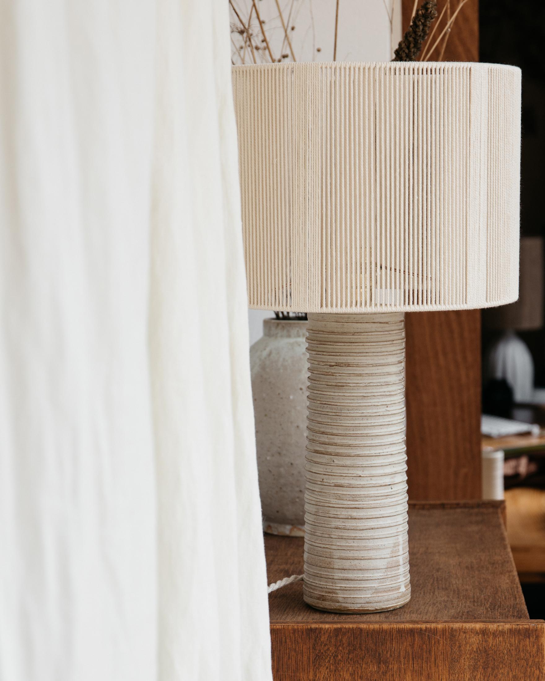 Postmoderne Lampe à poser en céramique mate blanc gris Patagonia par Grès Éditions en vente